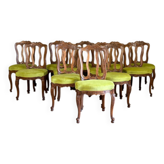 Suite de 12 chaises Louis XV en bois sculpté, Liège XVIIIème siècle