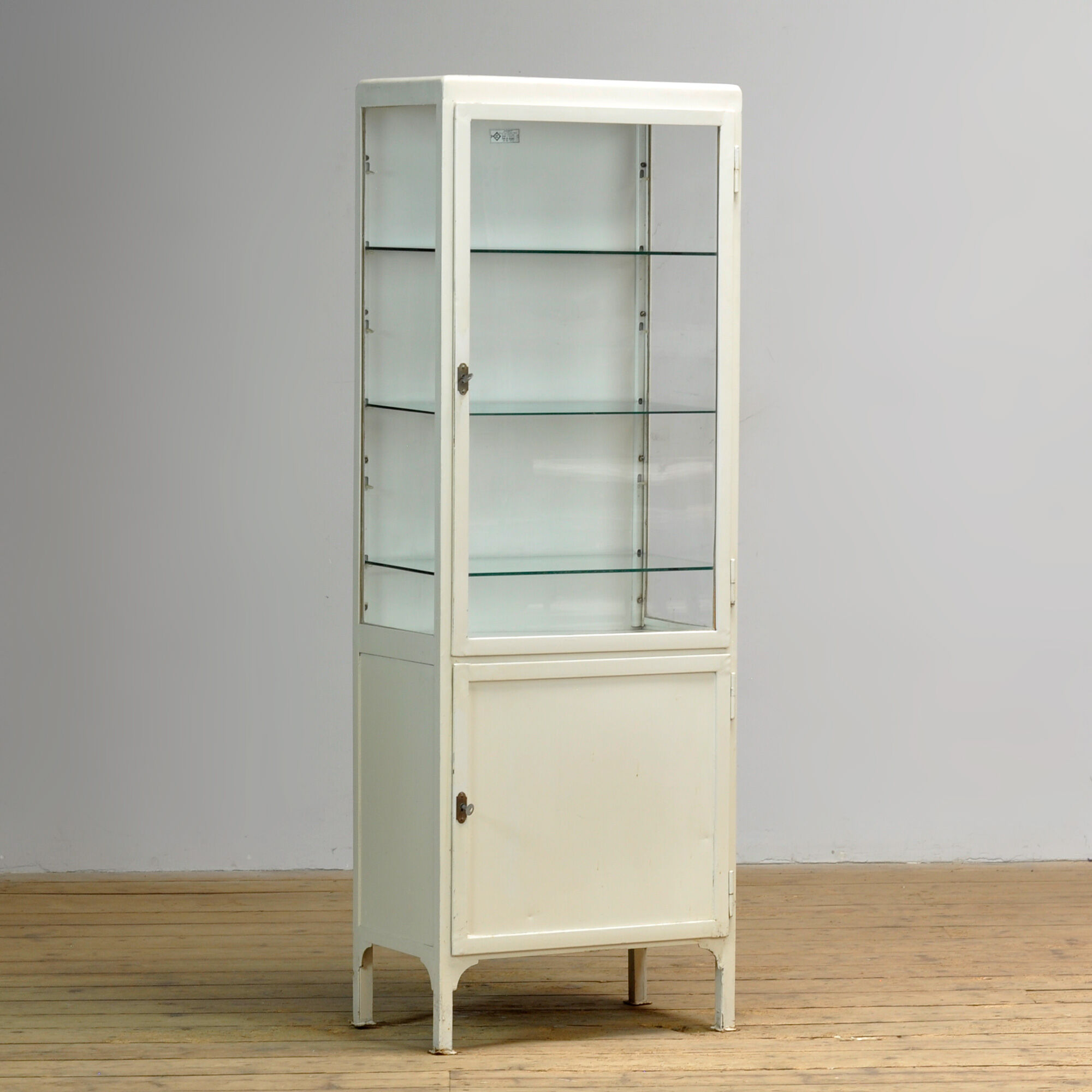 Cabinet médical vintage, années 1970