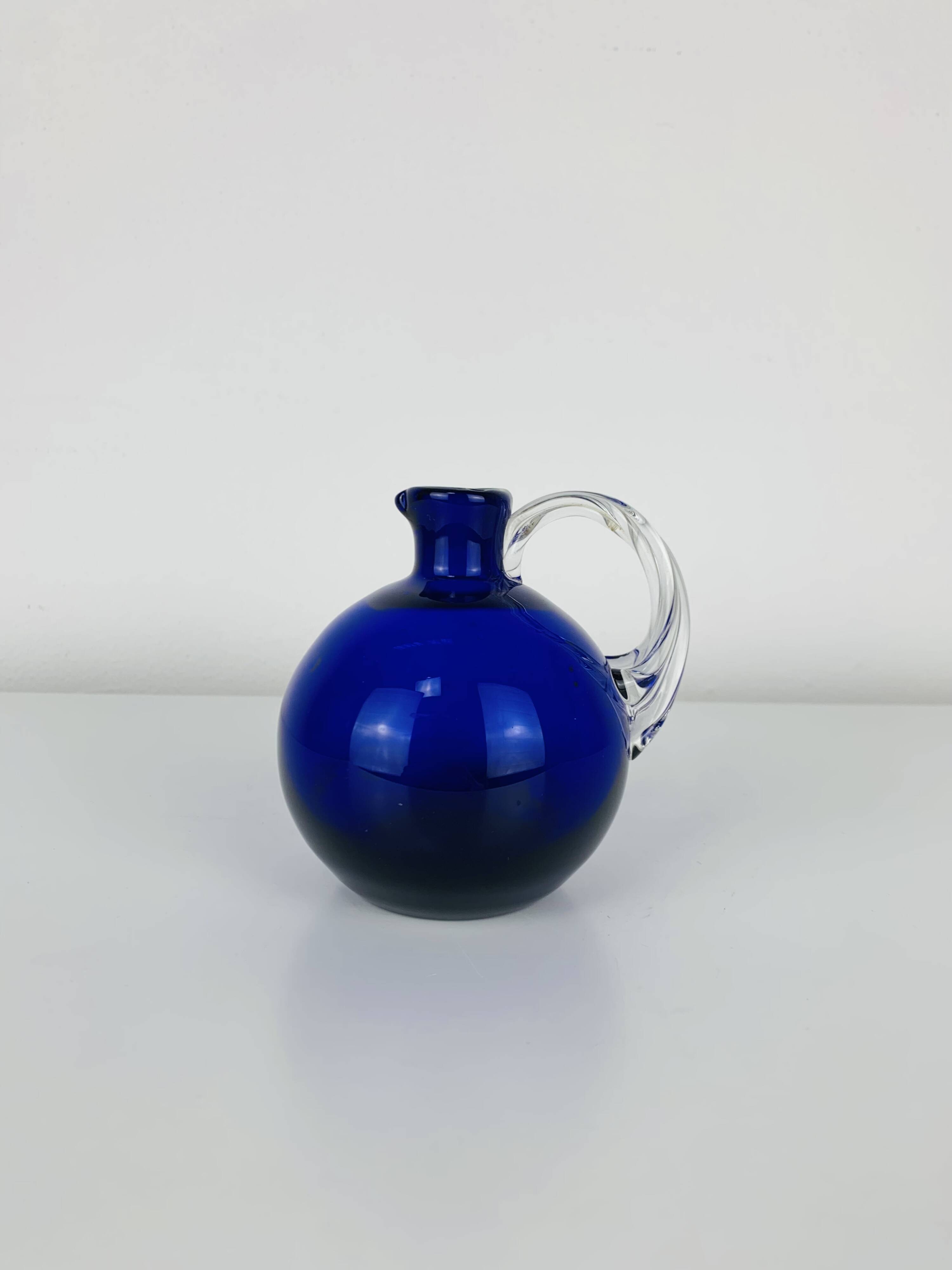 Vase rond verre de Murano bleu, anse torsadée, vintage