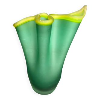 Vase mouchoir en verre dépoli