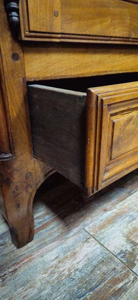 Armoire époque Louis XV en noyer massif époque XVIIIeme