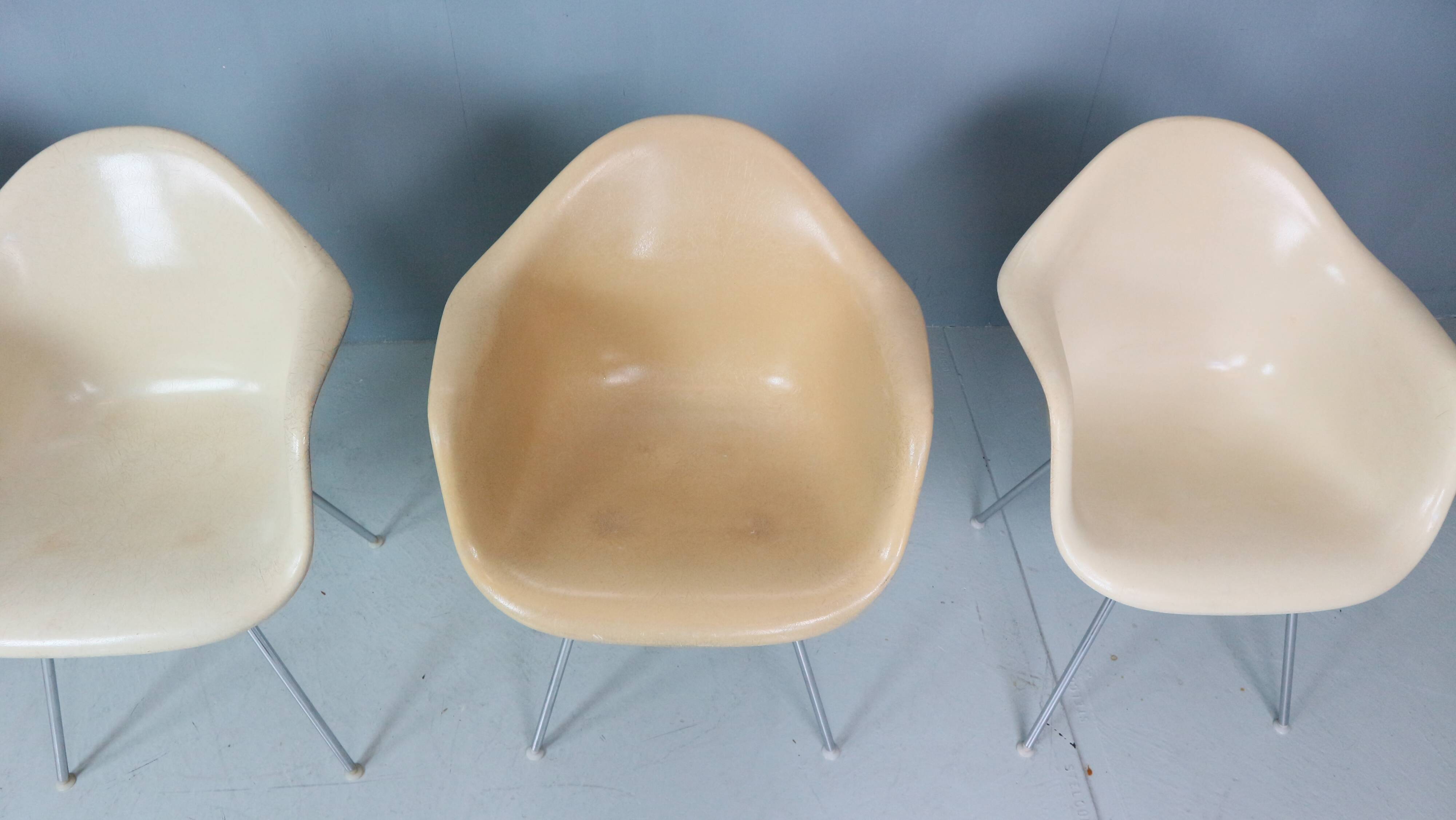 Charles & Ray Eames Set of 4 Off white "H-Base" Chairs for Herman Miller, 1960