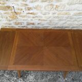 Oak table has two vintage extensions