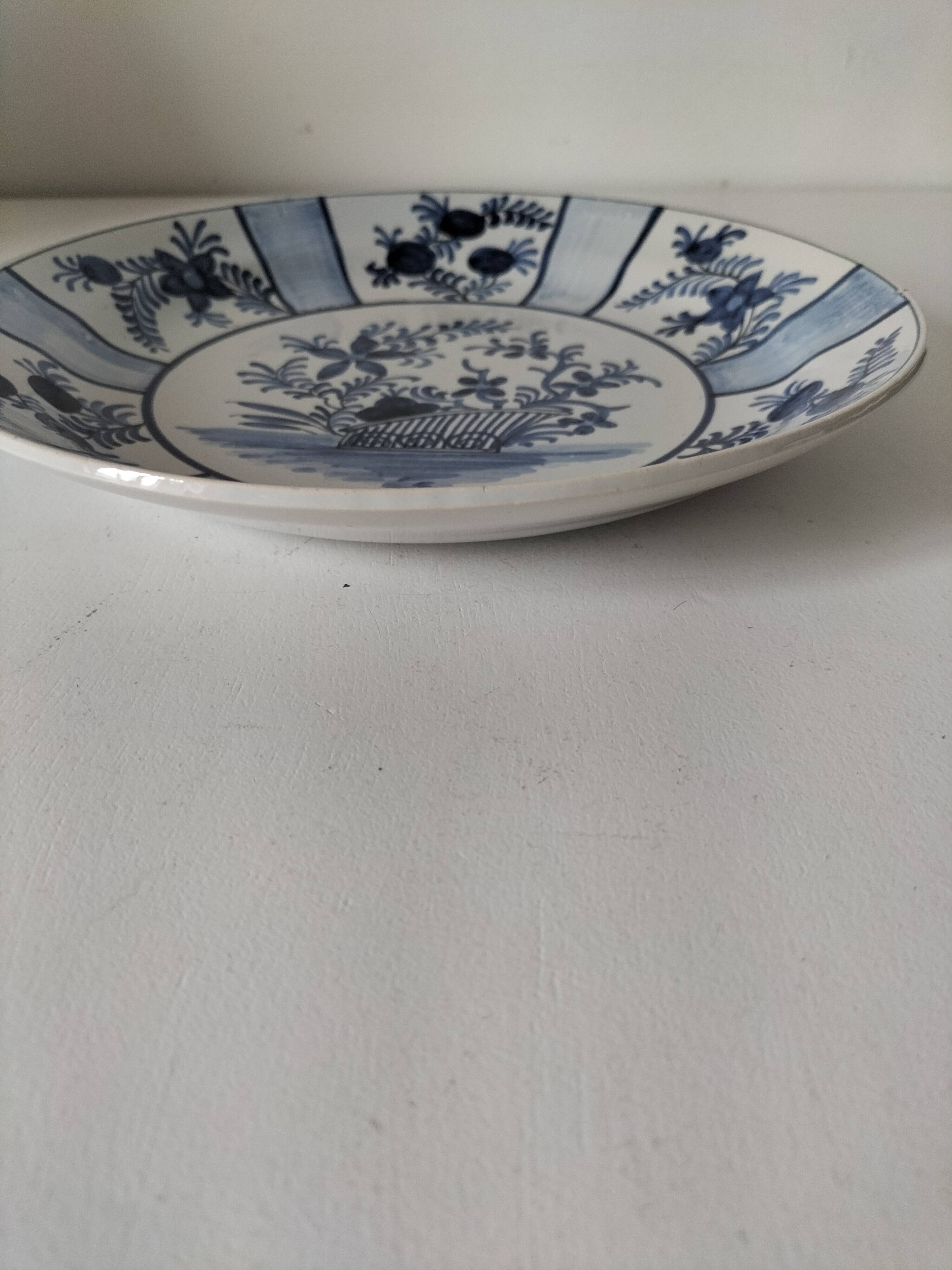 Assiette en faïence peinte à la main