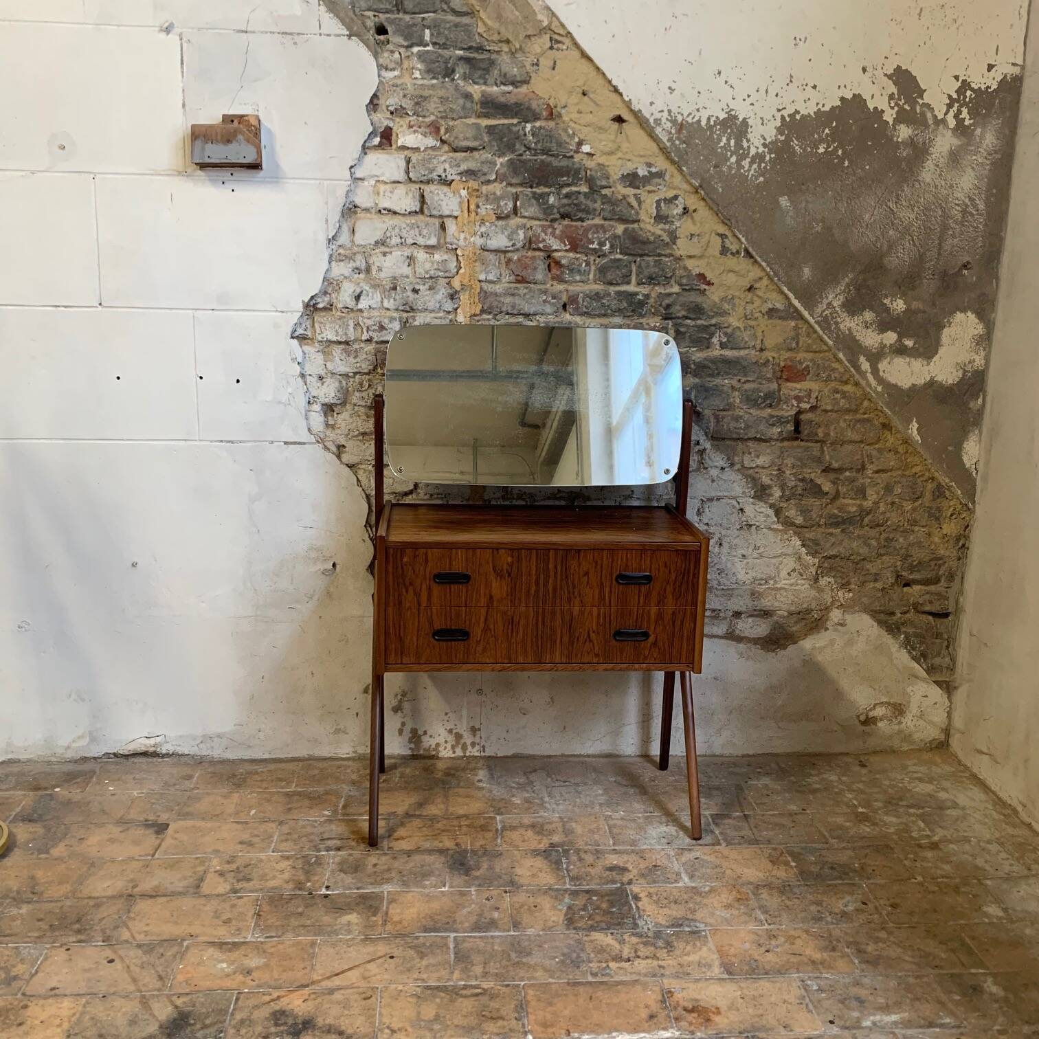 Coiffeuse danoise en placage palissandre des années 1960.