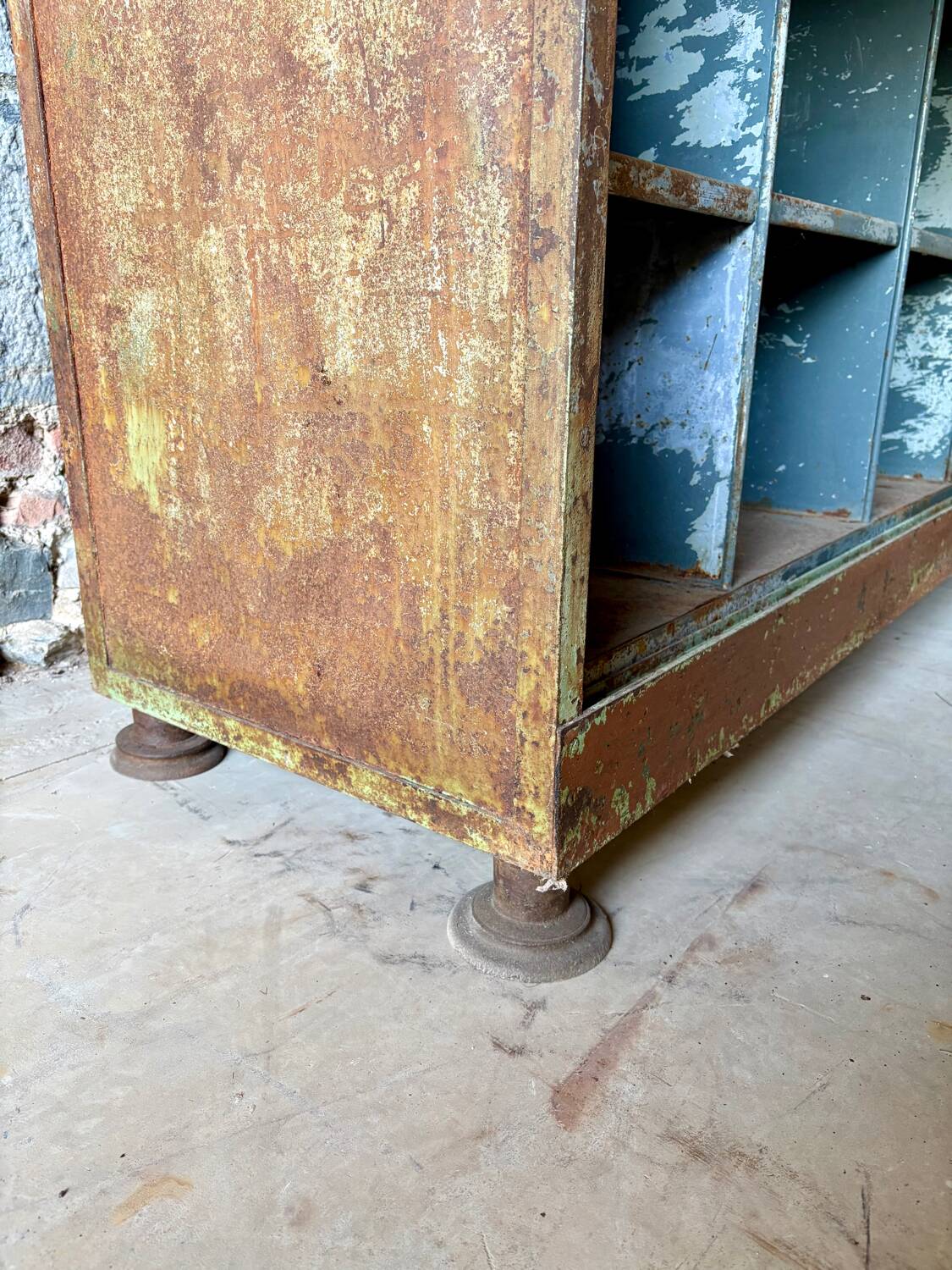 Large double-body industrial shelf in patinated metal – t furniture