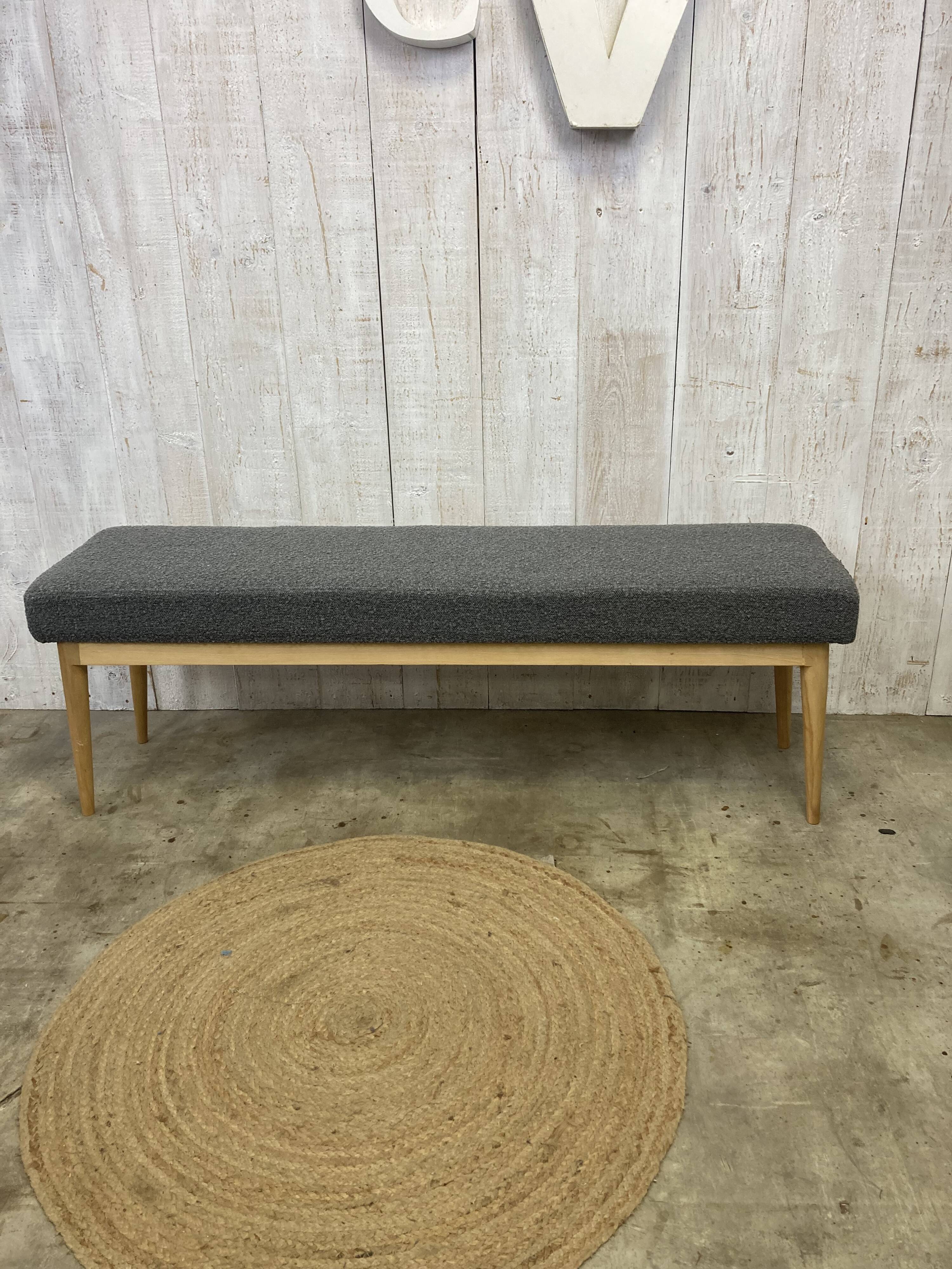 Scandinavian bench with curls