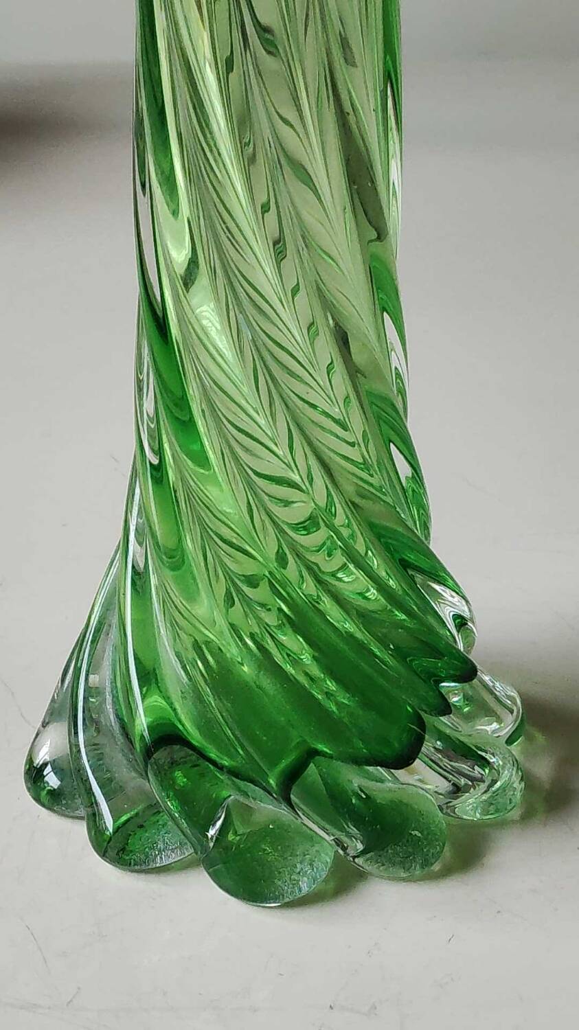 Murano style vase, in art glass. With twisted design/scalloped neck/27 cm