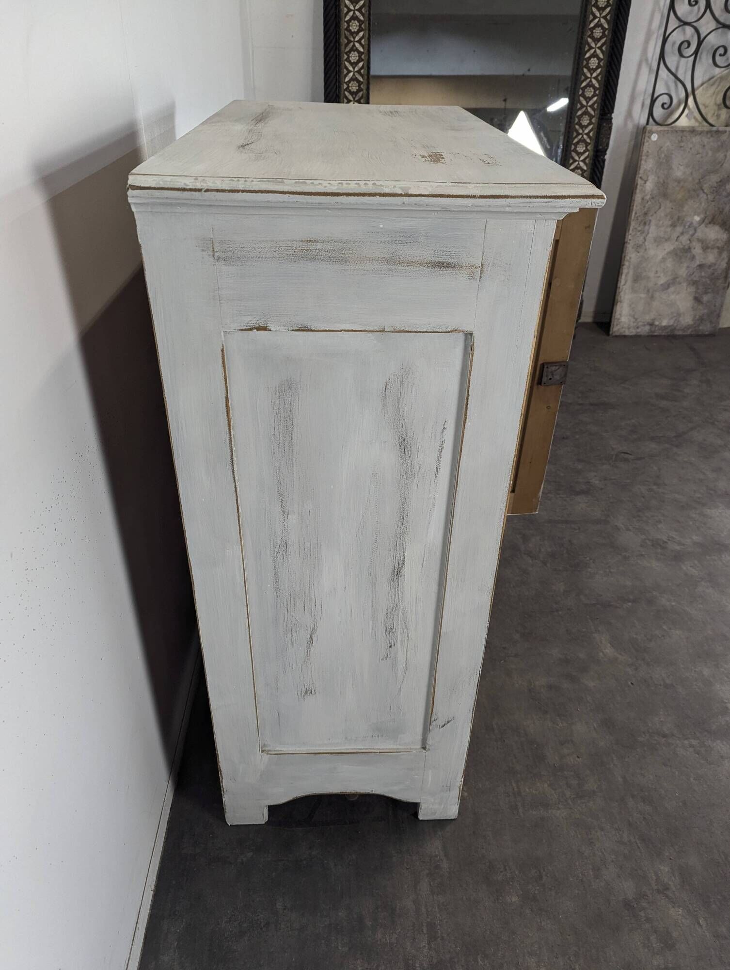 Small buffet with two doors and one drawer in white patinated wood.