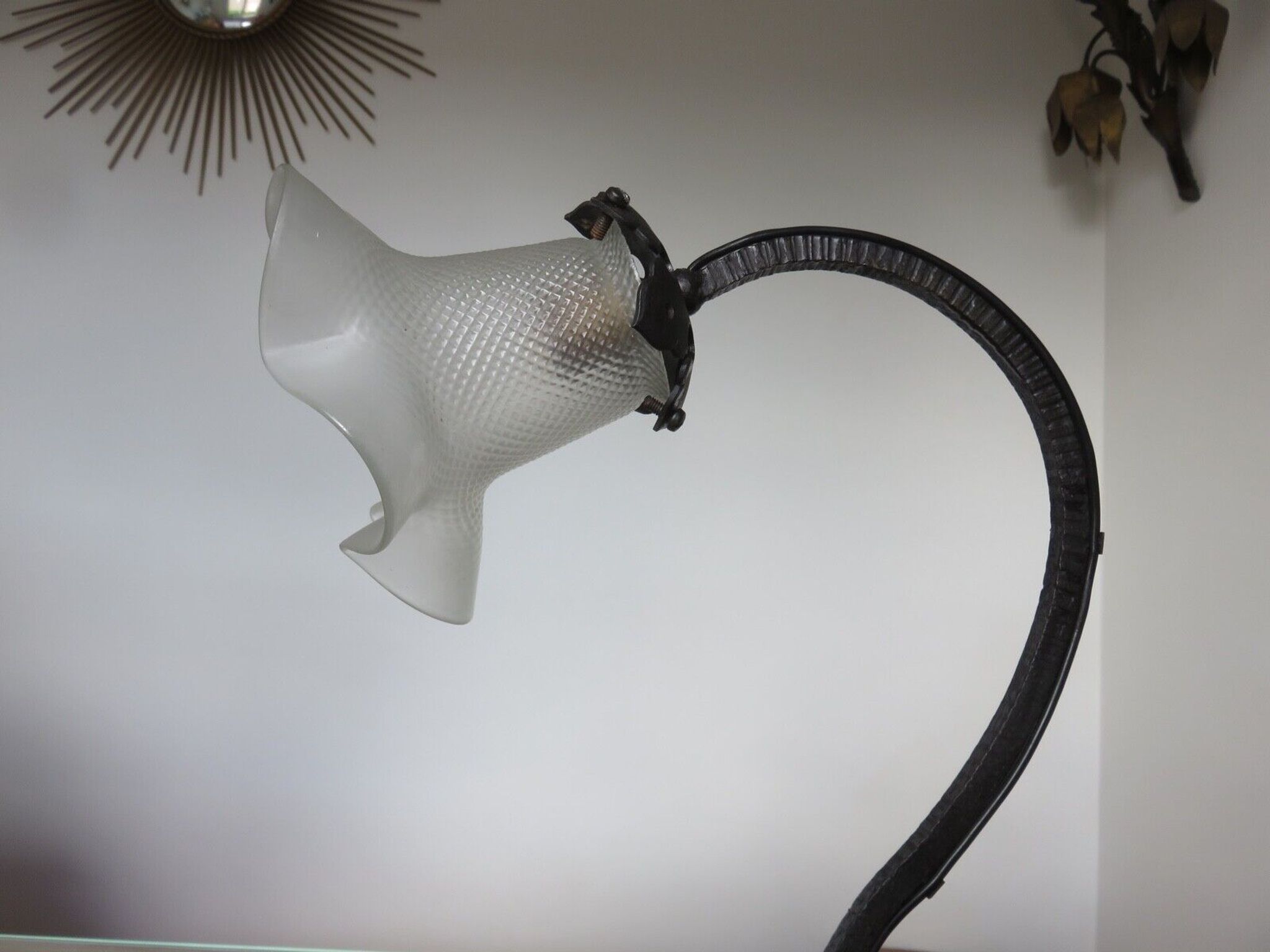 Art deco lamp in hammered wrought iron and tulip in glass, 30s 40s