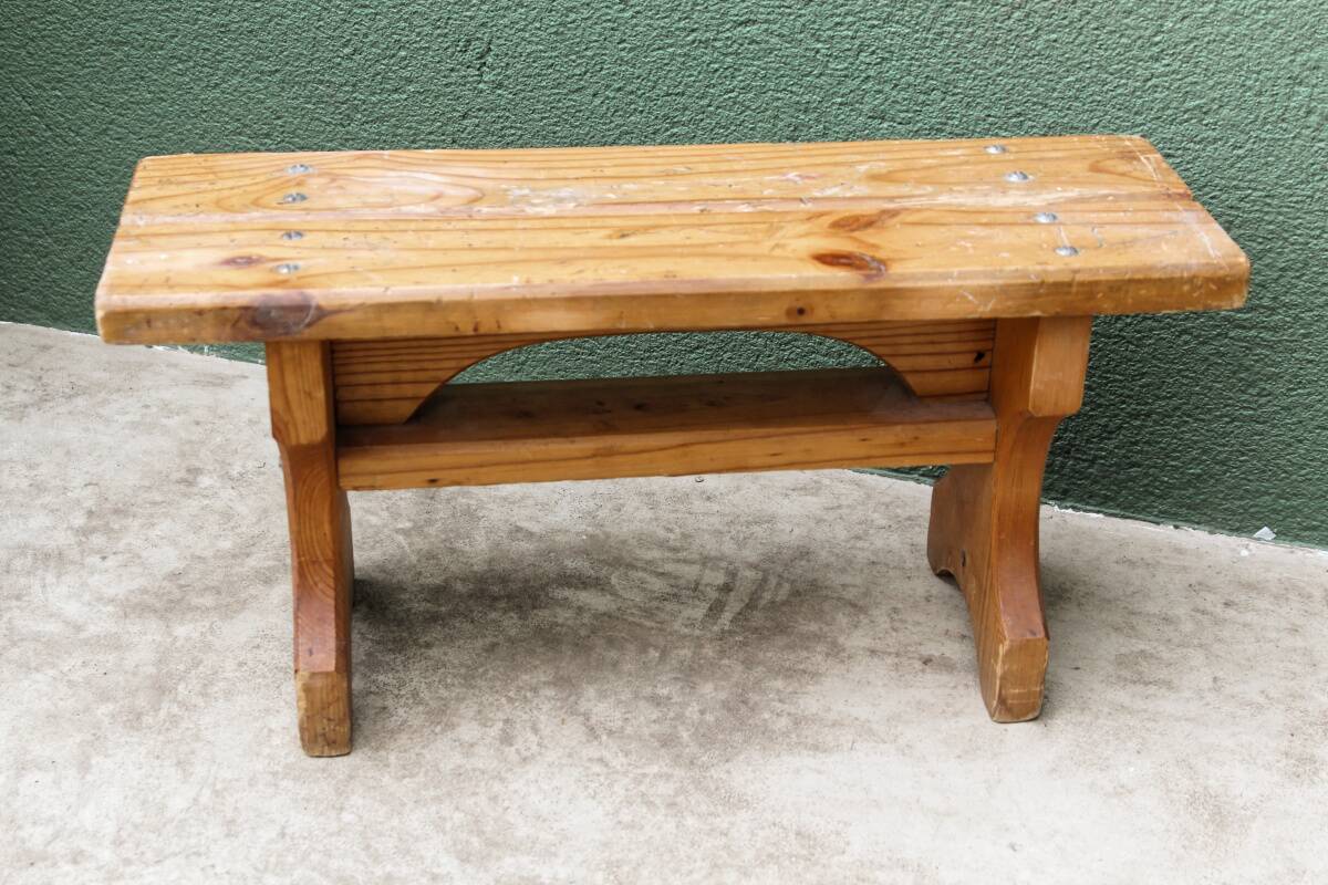 Small bench, pine steps