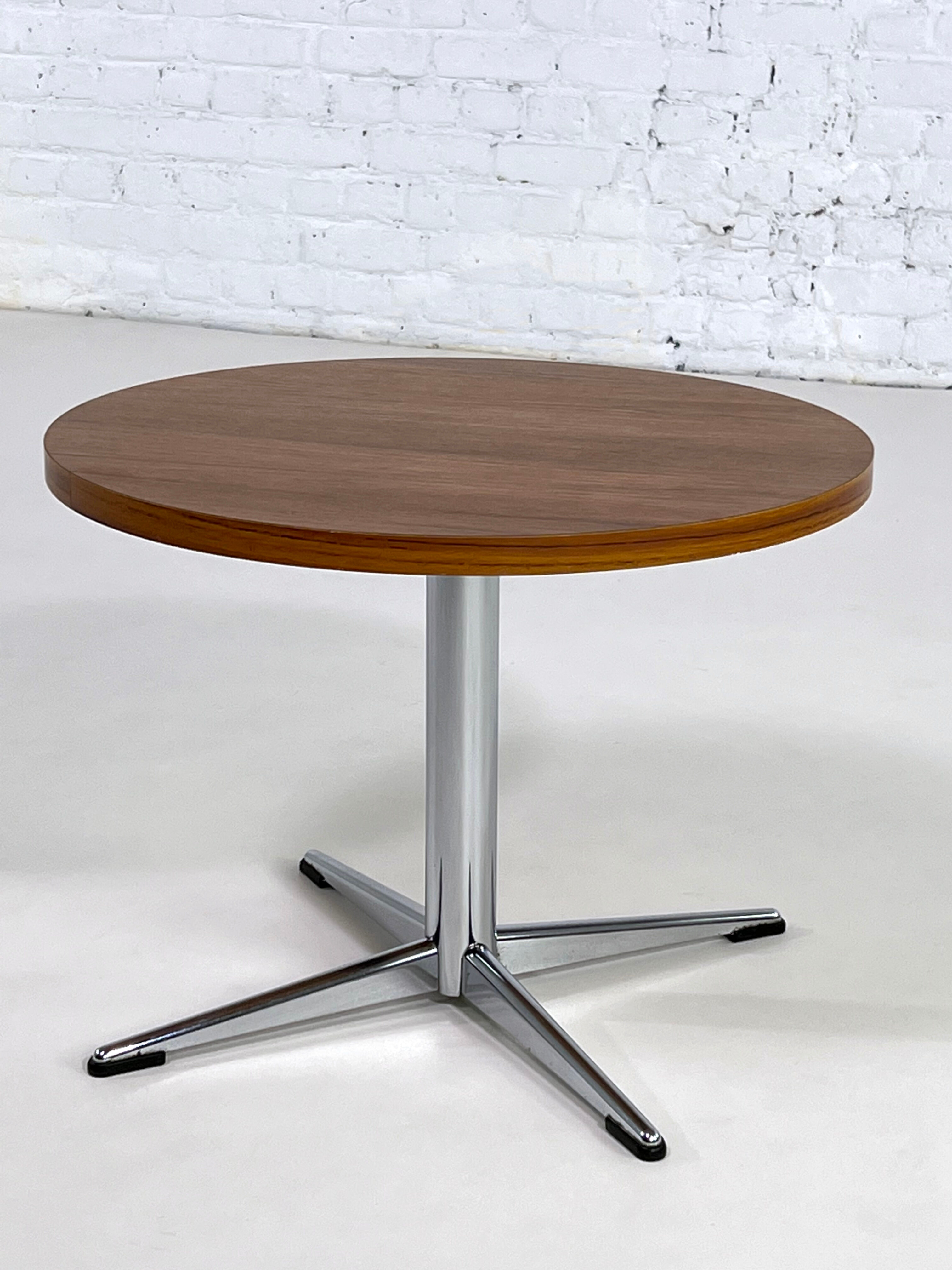Round coffee table 50s - 60s
