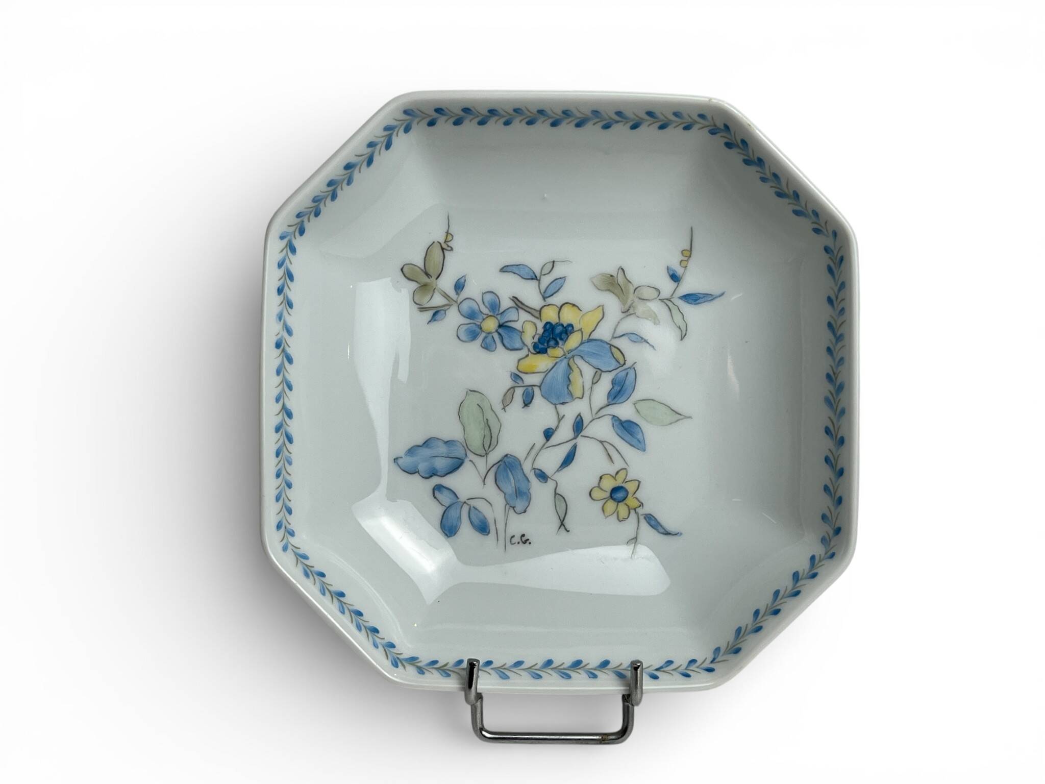 Octagonal empty pocket dish, hand-decorated earthenware, 20th century.