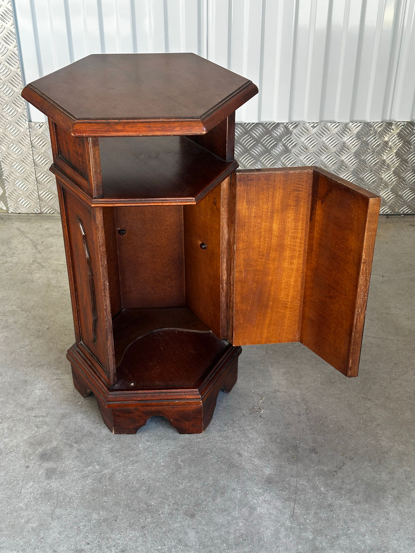 Meuble d’appoint hexagonal en bois d’acajou– XXe siècle