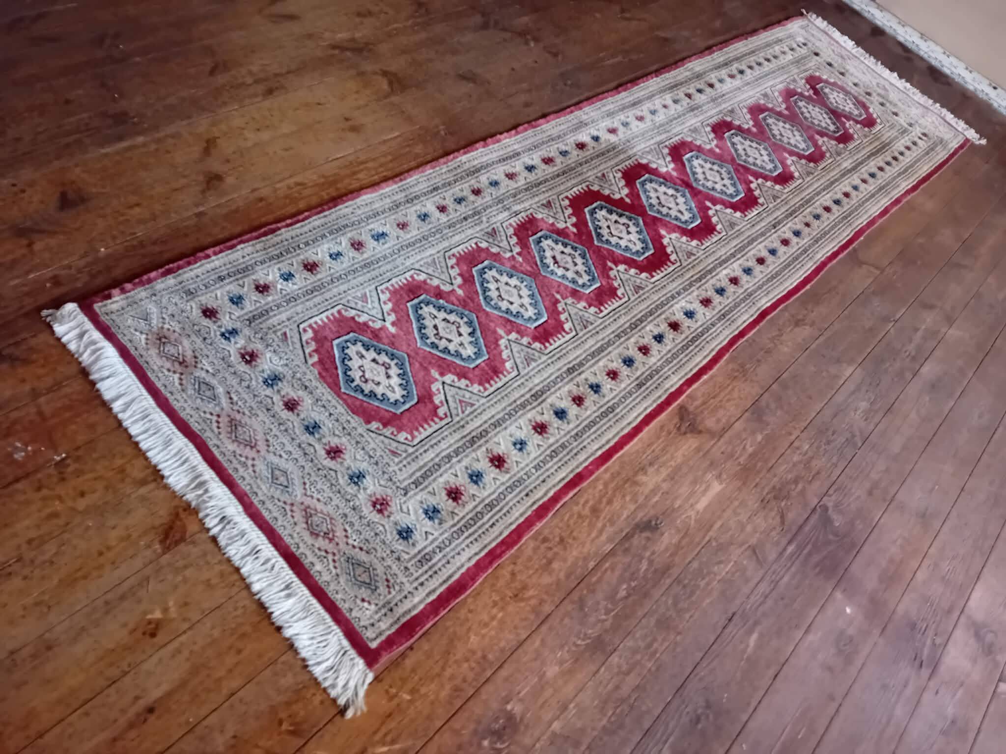 Pakistani hallway carpet, handmade in wool and silk, 278x80cm.