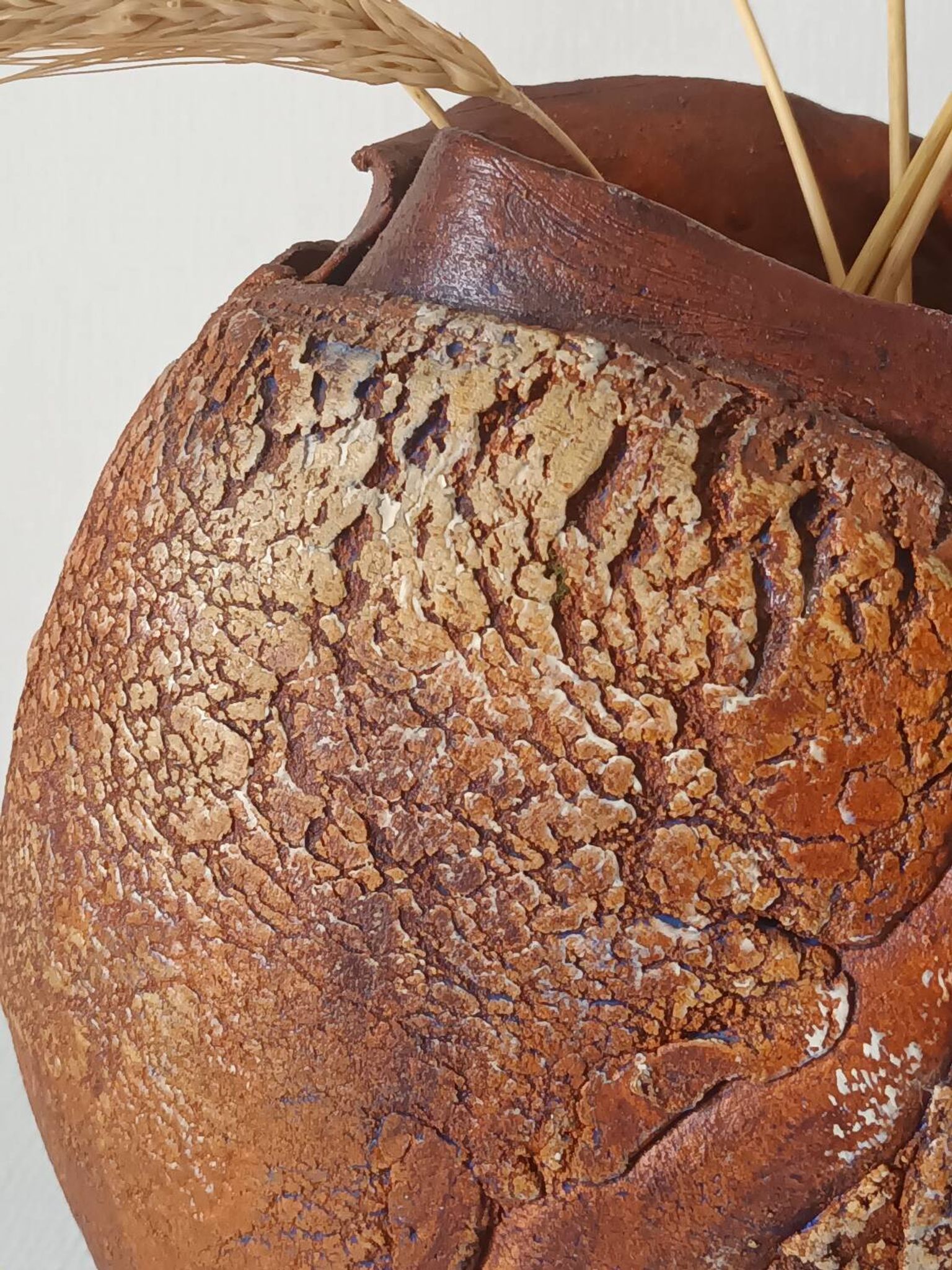 Vase en terre cuite texturé signé