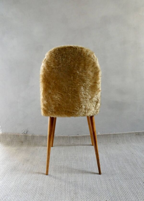 Chaise moumoute mordorée des années 60