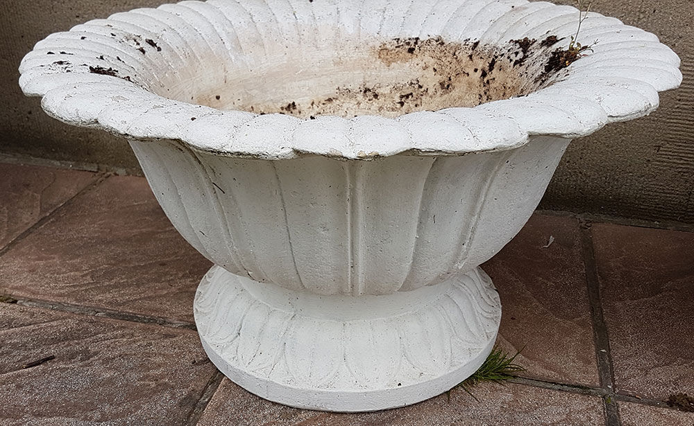 Old set of 2 flower pots in beton