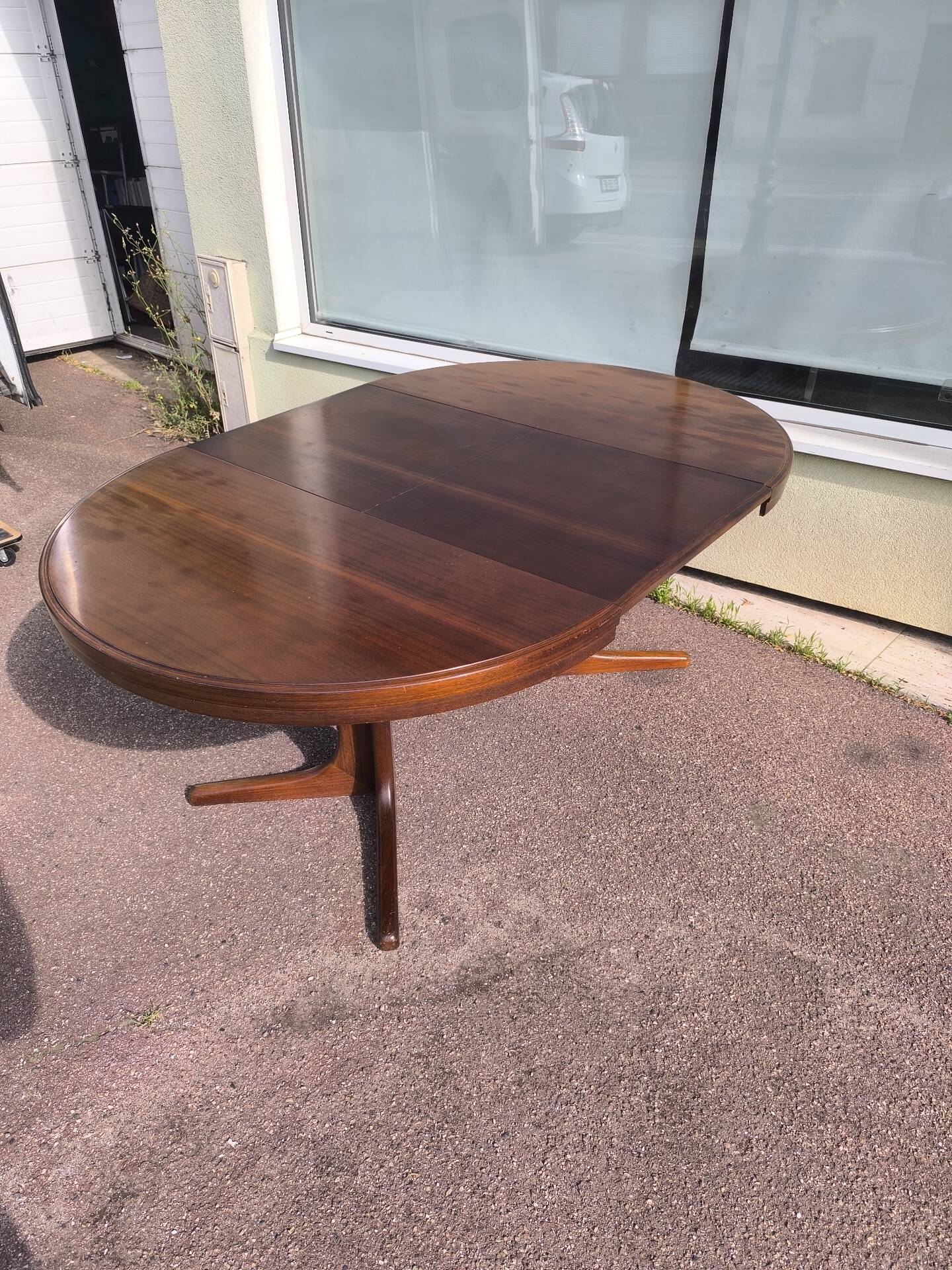 Extendable round table for 4 to 6 people, wood.