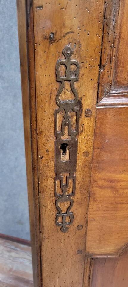 Armoire bonnetiére époque Louis XV en noyer vers 1780-1800