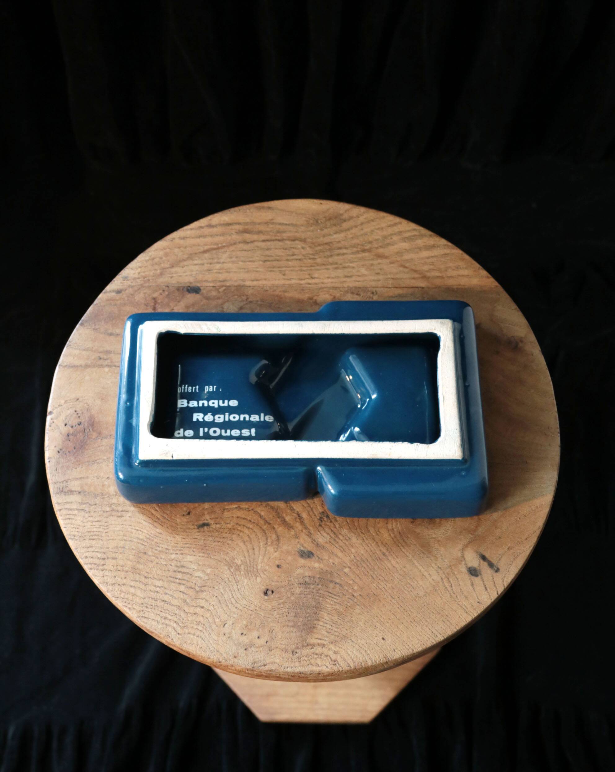 Blue earthenware pocket emptier