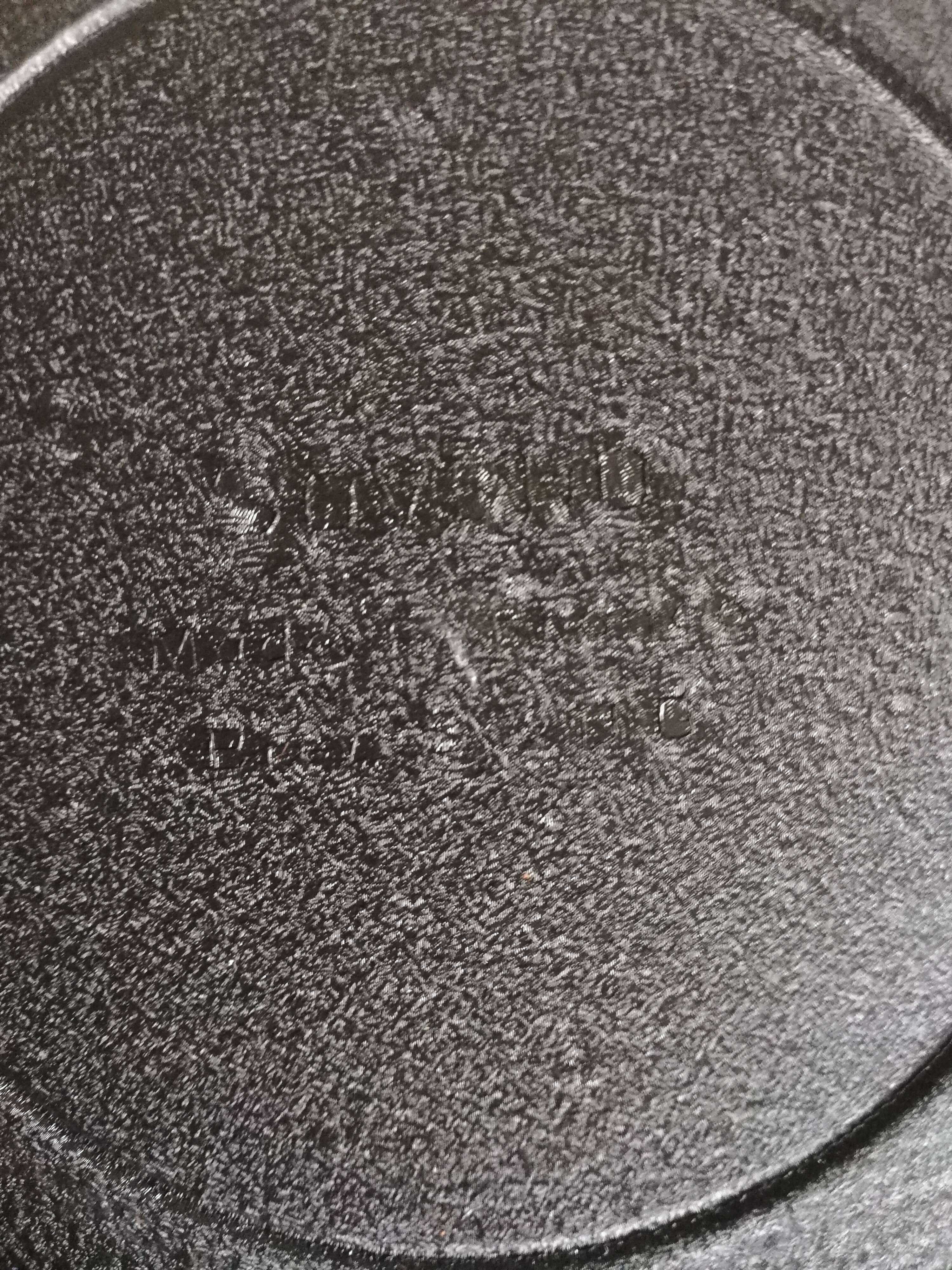 Black ashtray and gold gold gold metal with Soveno wheel