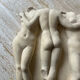 Bas-relief en plâtre patiné
