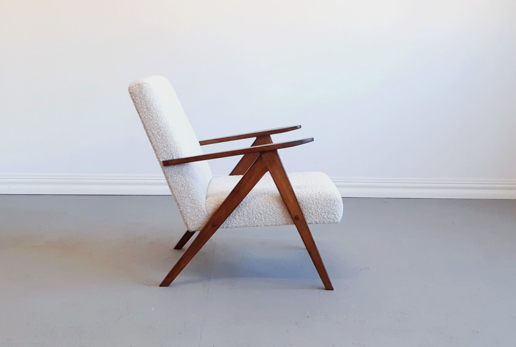 1960 model B 310 var mid century chair in ivory boucle