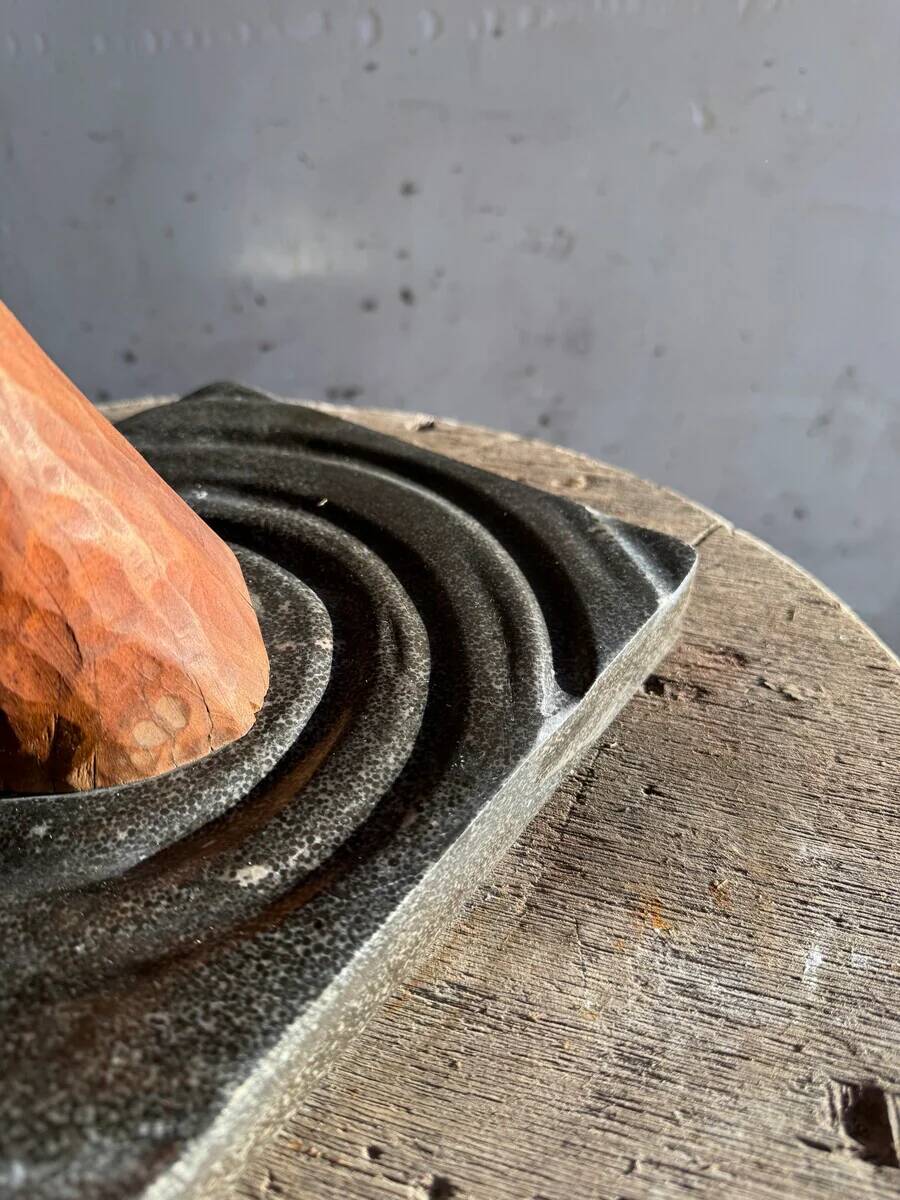 Walter De Buck "Het Hand" — Red-brown Wood Hand Sculpture on Dark Grey Concrete Base (1980)