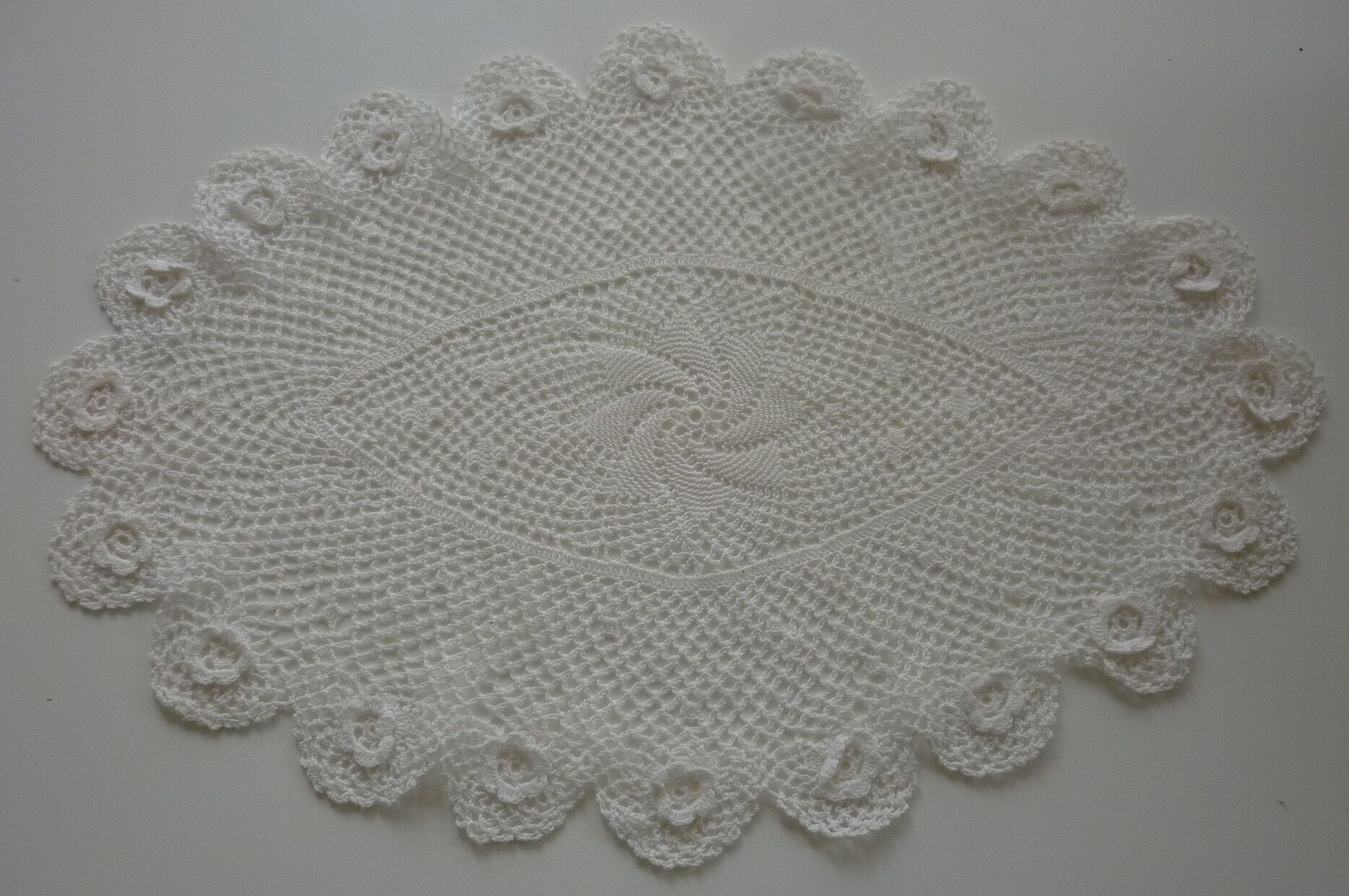 Oval white placemat in crocheted cotton