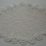 Oval white placemat in crocheted cotton