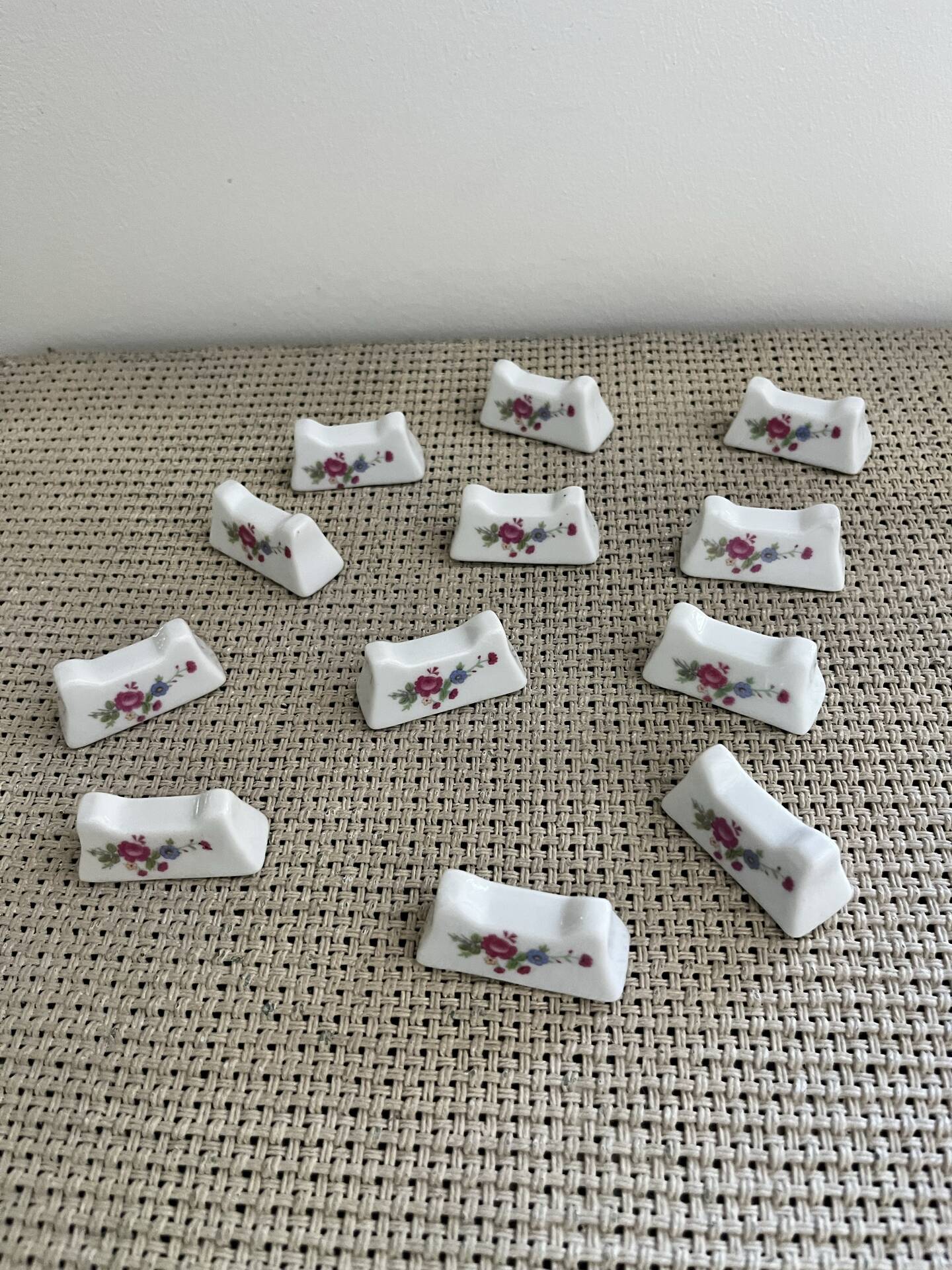 12 knife rests