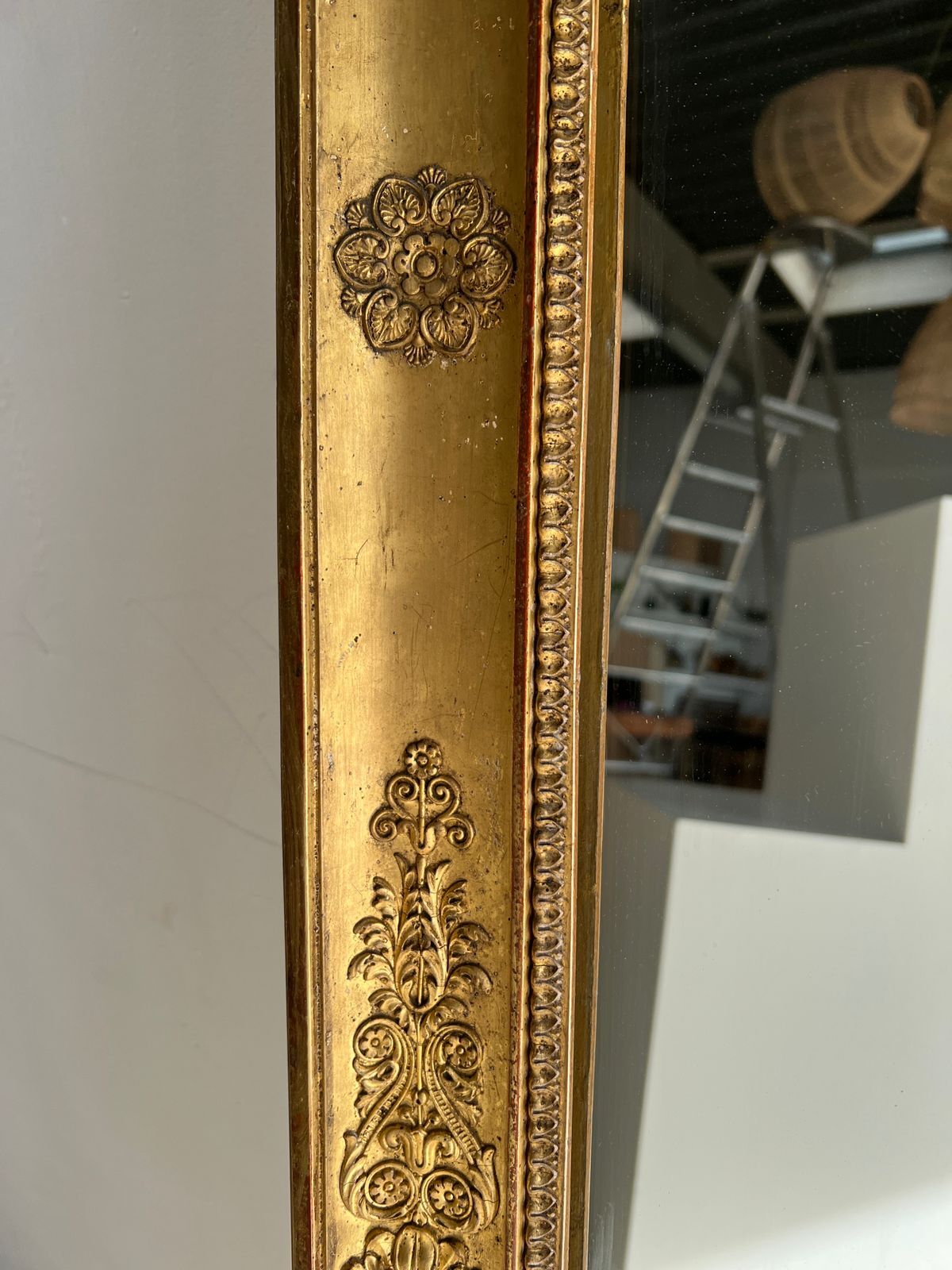 Golden mirror style Restoration decorated with stretched palmettes