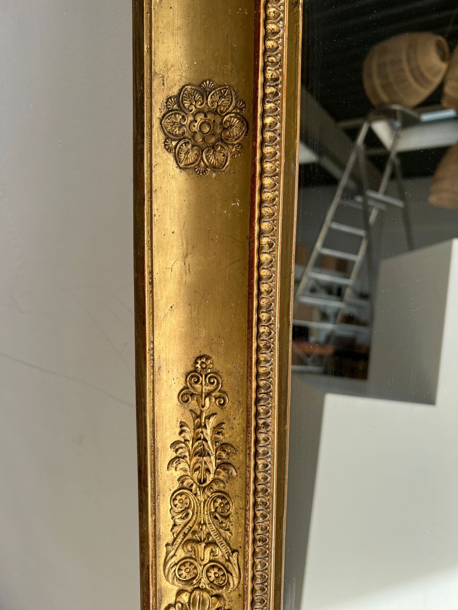 Miroir doré style Restauration à décor de palmettes étirées
