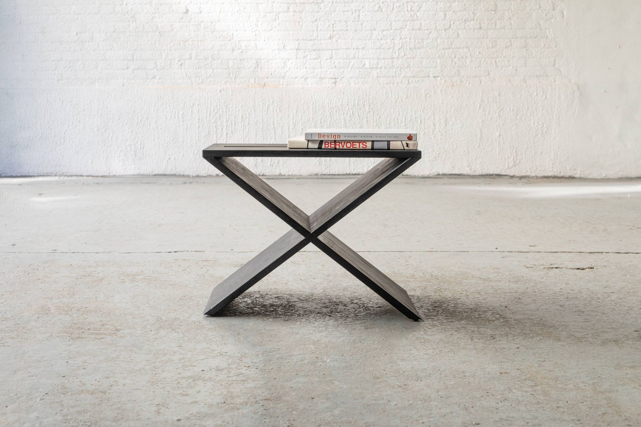 Table d'appoint en chêne noir « LC01 » par Lena Coupez, Belgique, 2024