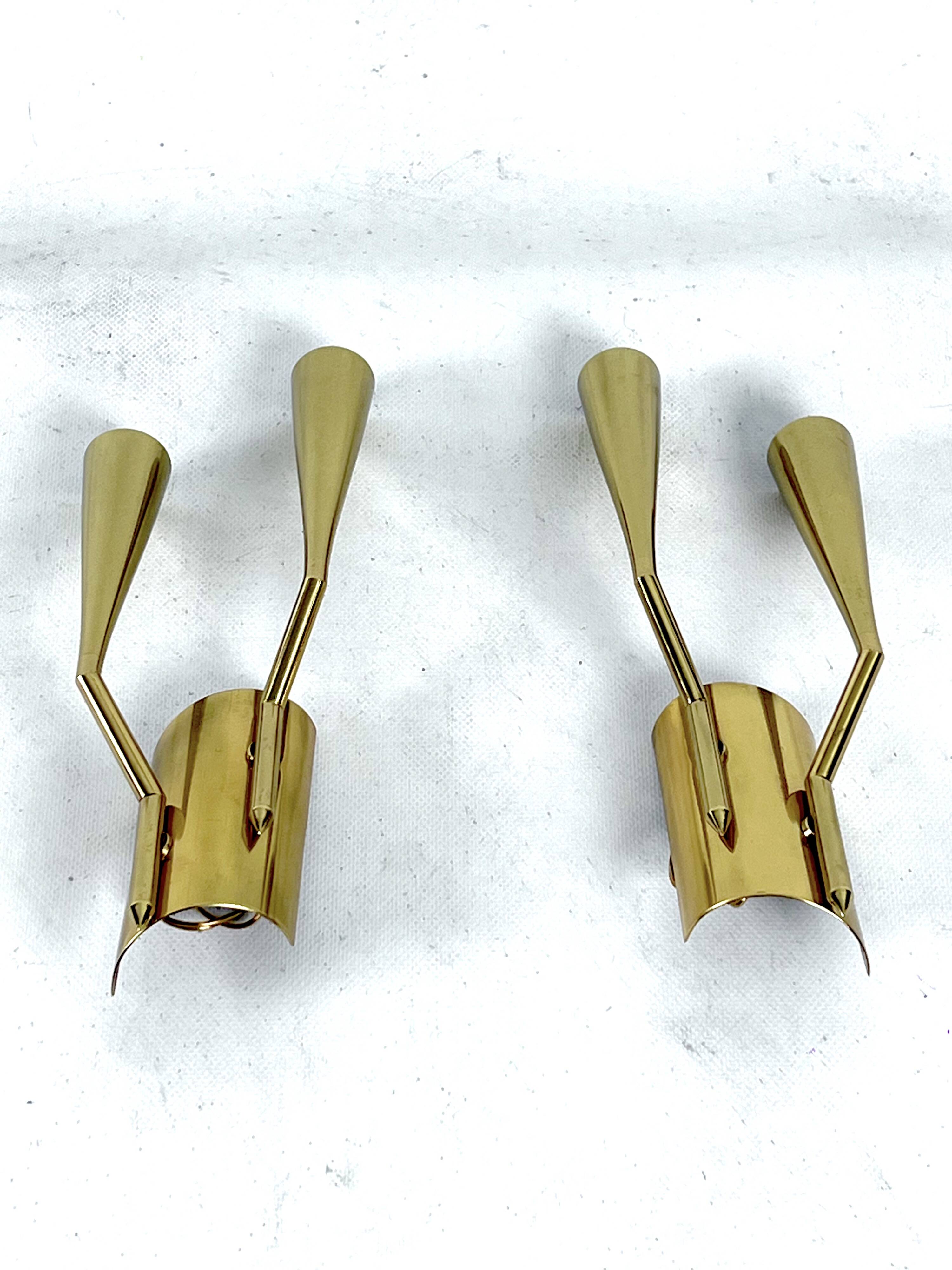 Mid-Century Modern pair of brass Oscar Torlasco attributable sconces. Italy 1950s