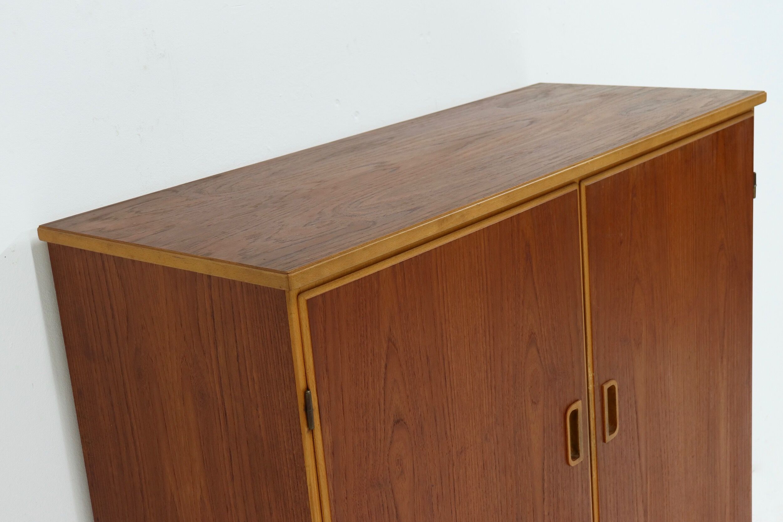 Armoire scandinave bicolore en teck et bouleau avec tiroirs des années 1960
