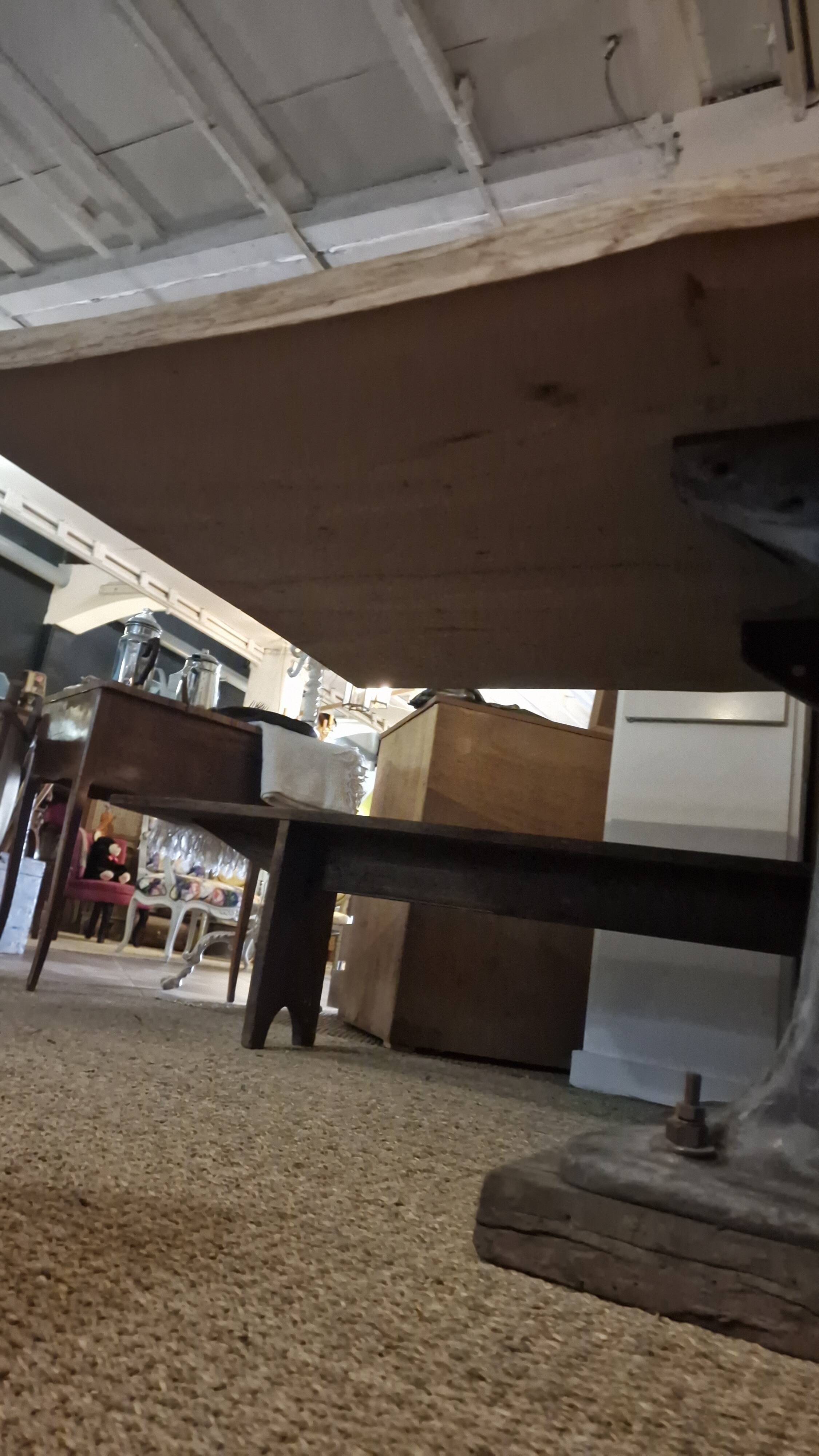 Table création en orme massif et machine industrielle