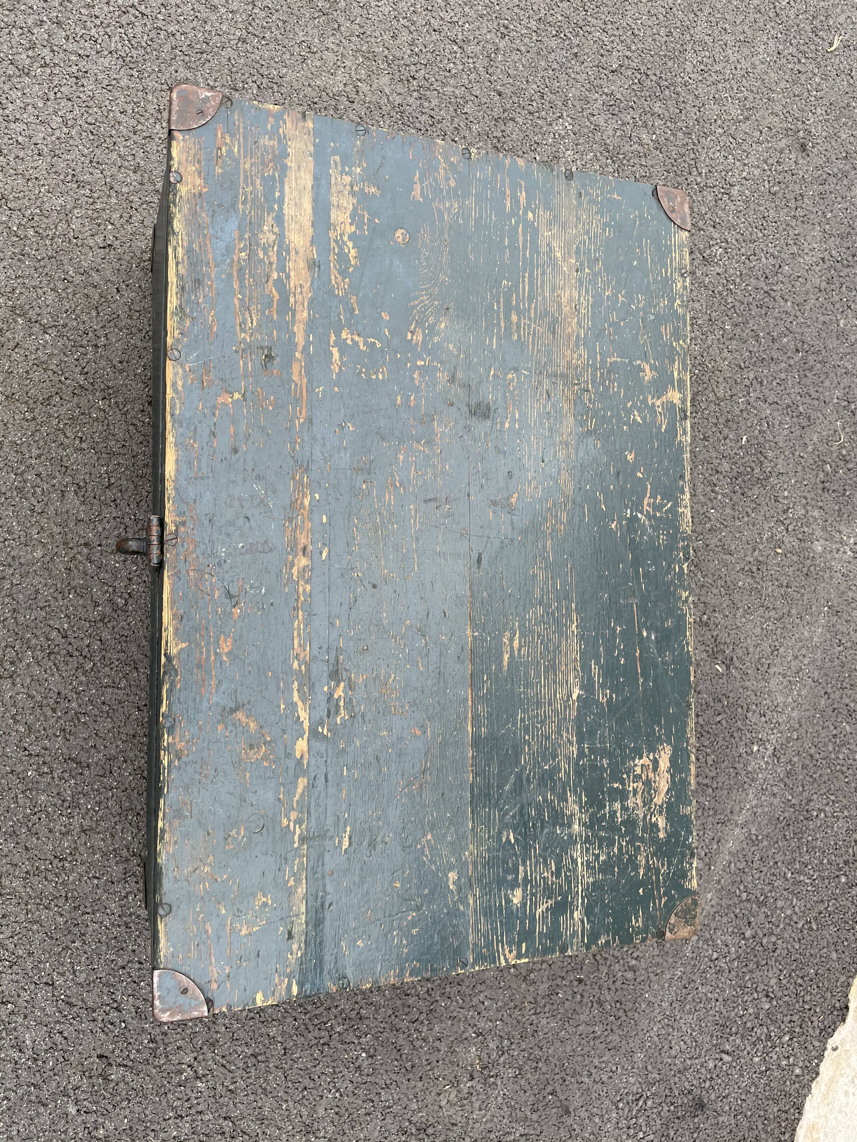 Painted wooden trunk L83 X H37 X P56