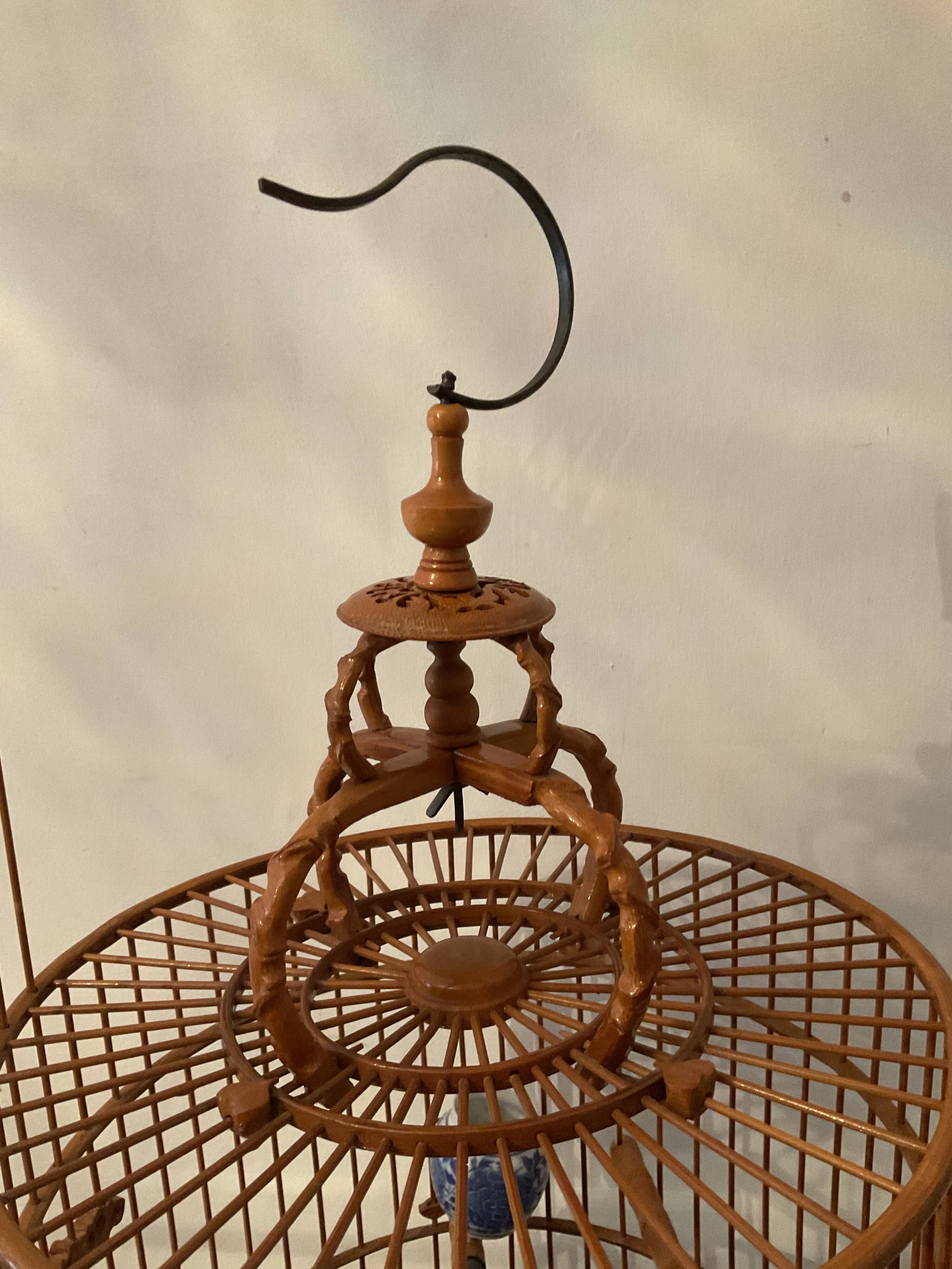 Ancienne cage à oiseaux en bois et rotin