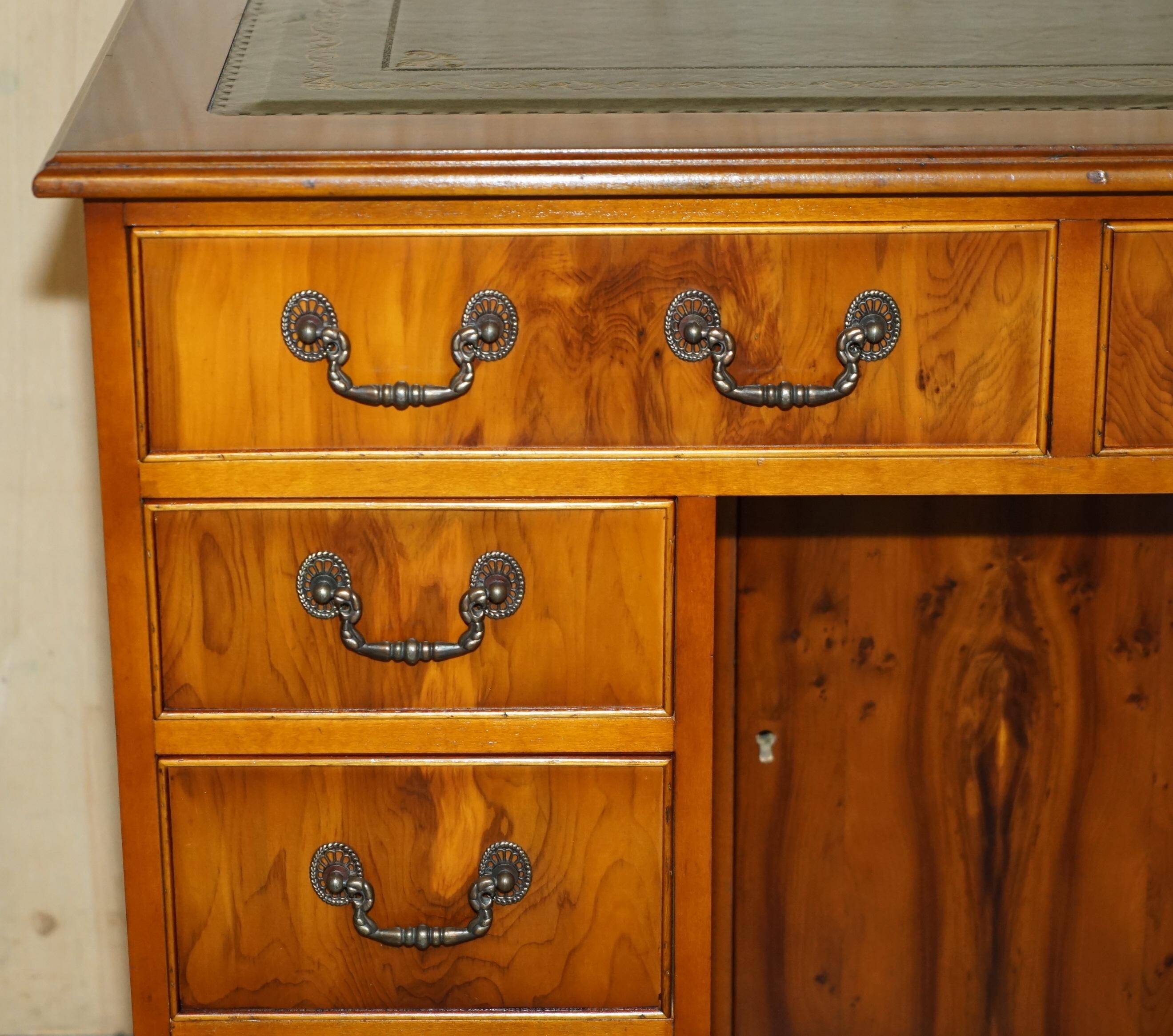 Bureau à deux caissons en bois de if frisé et cuir