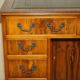 Bureau à deux caissons en bois de if frisé et cuir