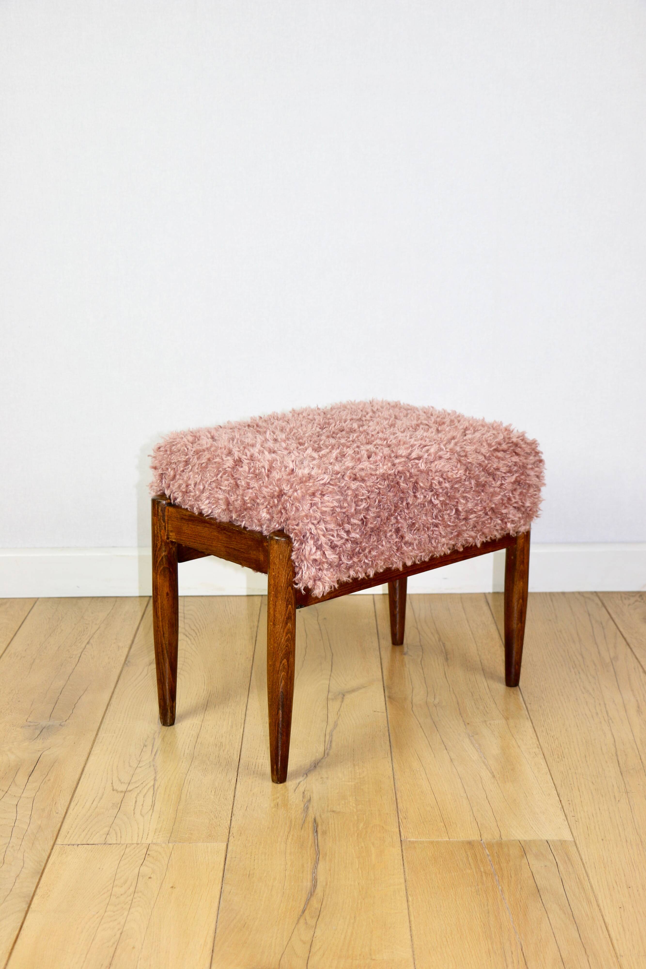 Edmund Homa stool, pink seat, long hair