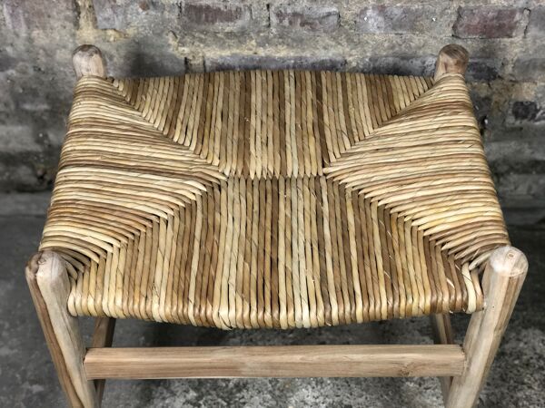 Tabouret paillé en teck brut
