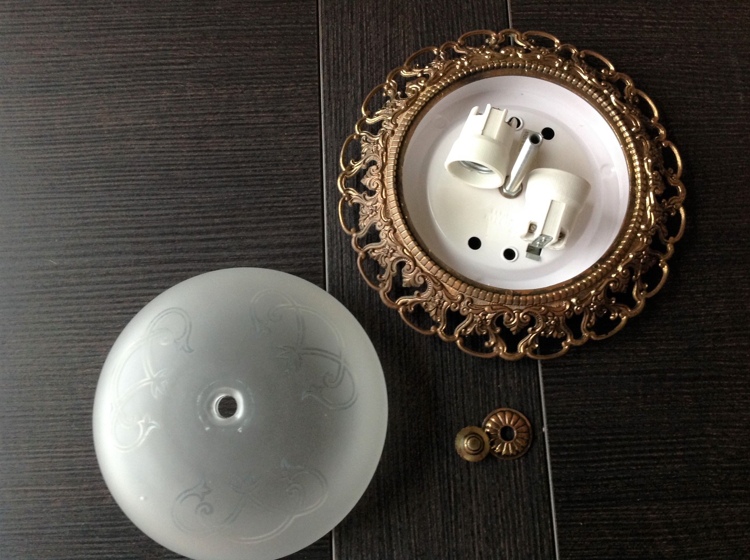Round ceiling lamp in frosted glass art deco style