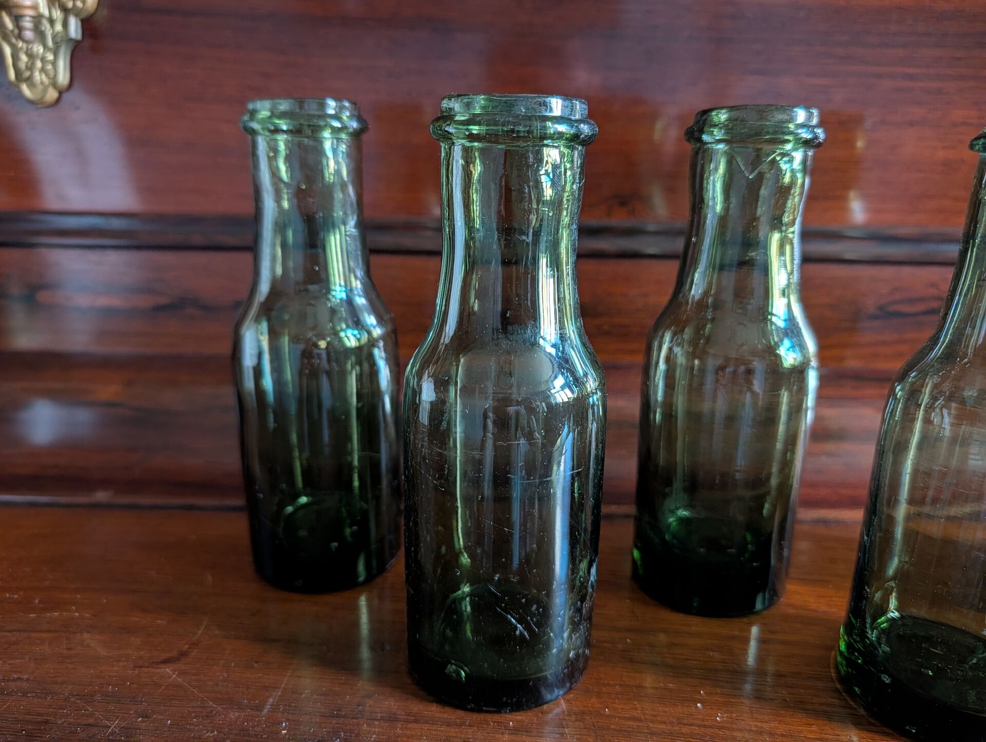 Lot de 5 bouteilles anciennes en verre vert olive