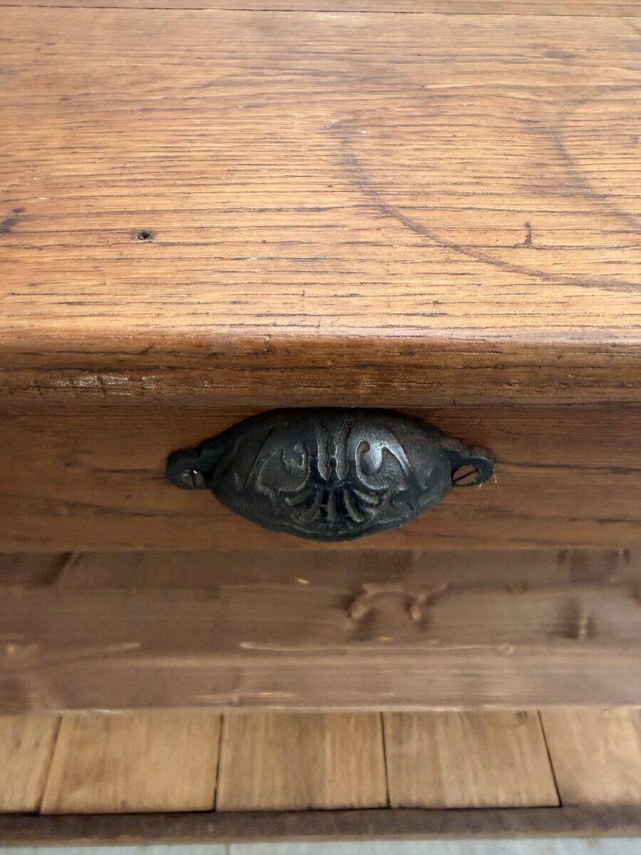 Glass-fronted oak counter from the 19th century.