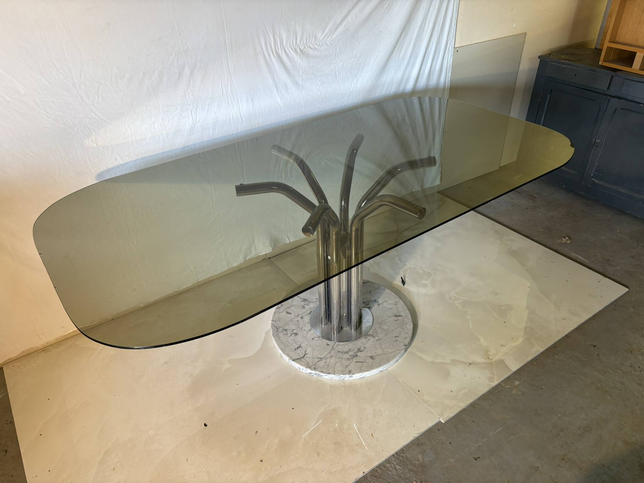 Table à manger vintage en verre fumé et piètement sculptural, années 70