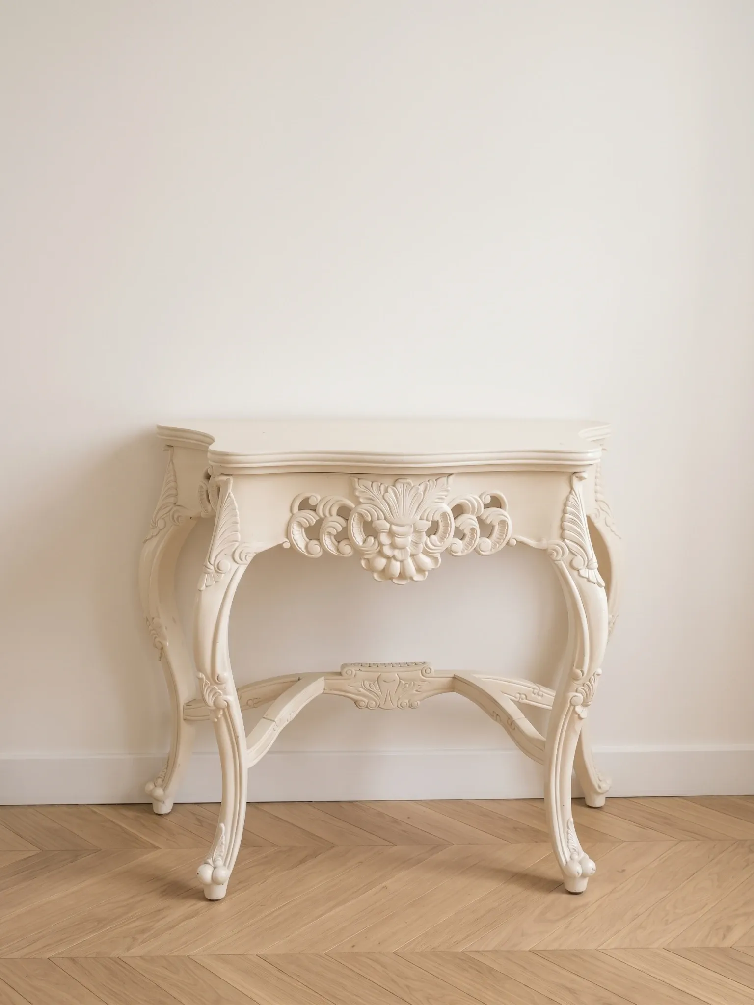 Louis XV console in carved cream white wood.