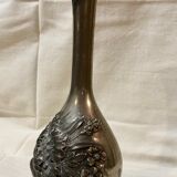 Vase en étain décor fleurs. Signé A. Thévenin
